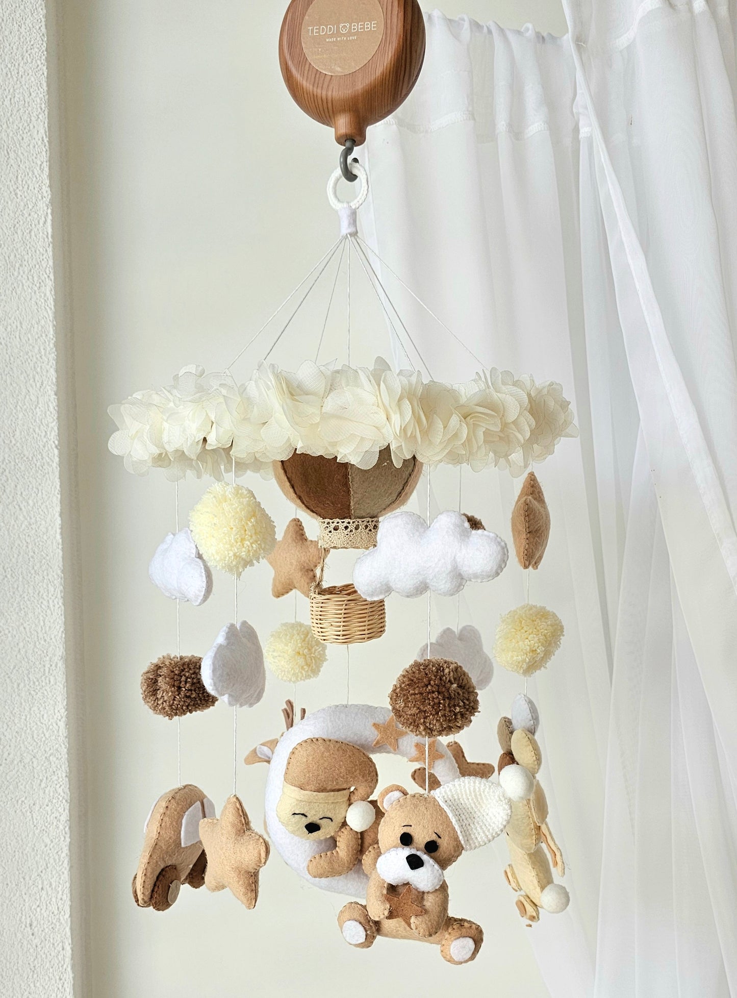 Selbstgemachtes Babymobile mit liebevoll handgefertigten Figuren und Formen, ideal für das Kinderbett oder den Kinderwagen. Hergestellt aus weichem, hochwertigem Filz in bunten Farben, fördert das Babymobile die visuelle und sensorische Entwicklung des Babys. Leicht und sicher aufzuhängen, schafft es eine beruhigende und kreative Umgebung für Ihr Kind.