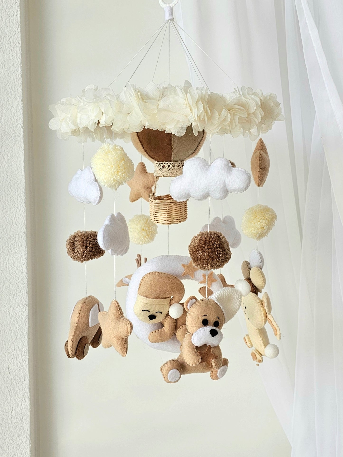Selbstgemachtes Babymobile mit liebevoll handgefertigten Figuren und Formen, ideal für das Kinderbett oder den Kinderwagen. Hergestellt aus weichem, hochwertigem Filz in bunten Farben, fördert das Babymobile die visuelle und sensorische Entwicklung des Babys. Leicht und sicher aufzuhängen, schafft es eine beruhigende und kreative Umgebung für Ihr Kind.