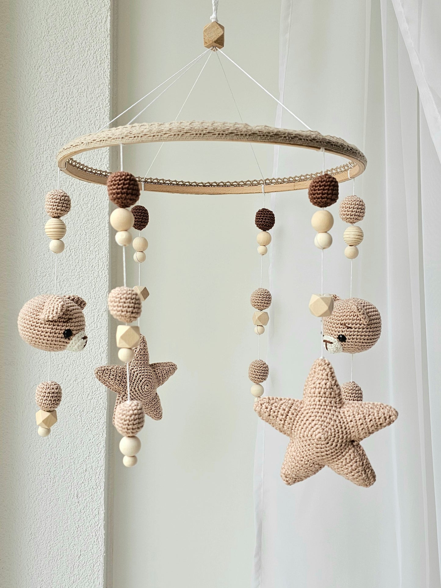 Selbstgemachtes Babymobile mit liebevoll von Hand gehäkelten Figuren und Formen, ideal für das Kinderbett oder den Kinderwagen. Hergestellt aus weichem, hochwertigem Filz in bunten Farben, fördert das Babymobile die visuelle und sensorische Entwicklung des Babys. Leicht und sicher aufzuhängen, schafft es eine beruhigende und kreative Umgebung für Ihr Kind.