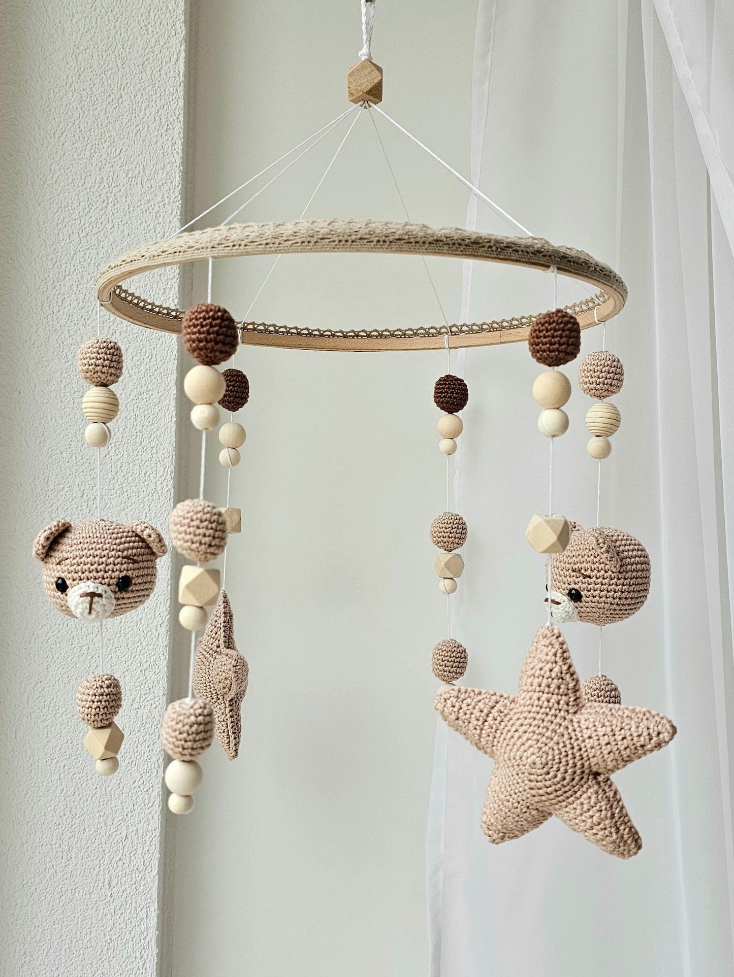 Selbstgemachtes Babymobile mit liebevoll von Hand gehäkelten Figuren und Formen, ideal für das Kinderbett oder den Kinderwagen. Hergestellt aus weichem, hochwertigem Filz in bunten Farben, fördert das Babymobile die visuelle und sensorische Entwicklung des Babys. Leicht und sicher aufzuhängen, schafft es eine beruhigende und kreative Umgebung für Ihr Kind.