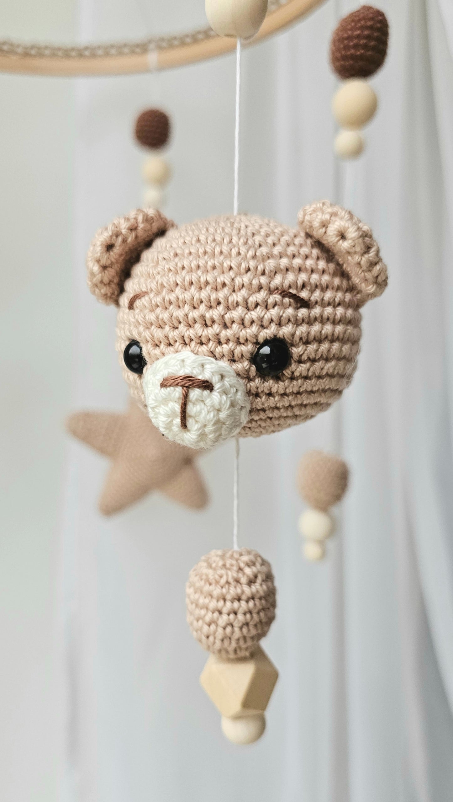 Selbstgemachtes Babymobile mit liebevoll von Hand gehäkelten Figuren und Formen, ideal für das Kinderbett oder den Kinderwagen. Hergestellt aus weichem, hochwertigem Filz in bunten Farben, fördert das Babymobile die visuelle und sensorische Entwicklung des Babys. Leicht und sicher aufzuhängen, schafft es eine beruhigende und kreative Umgebung für Ihr Kind.