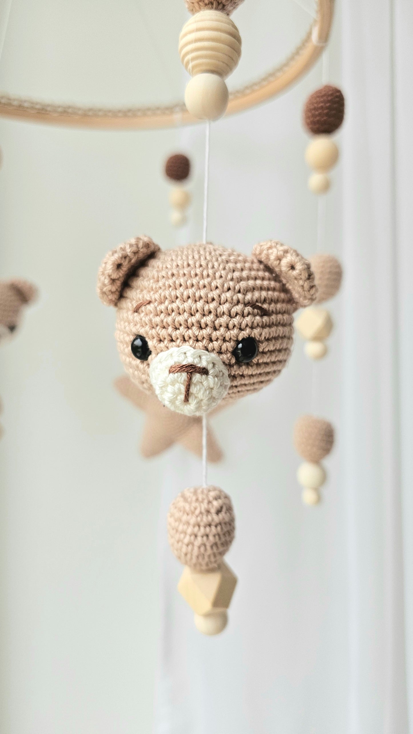 Selbstgemachtes Babymobile mit liebevoll von Hand gehäkelten Figuren und Formen, ideal für das Kinderbett oder den Kinderwagen. Hergestellt aus weichem, hochwertigem Filz in bunten Farben, fördert das Babymobile die visuelle und sensorische Entwicklung des Babys. Leicht und sicher aufzuhängen, schafft es eine beruhigende und kreative Umgebung für Ihr Kind.