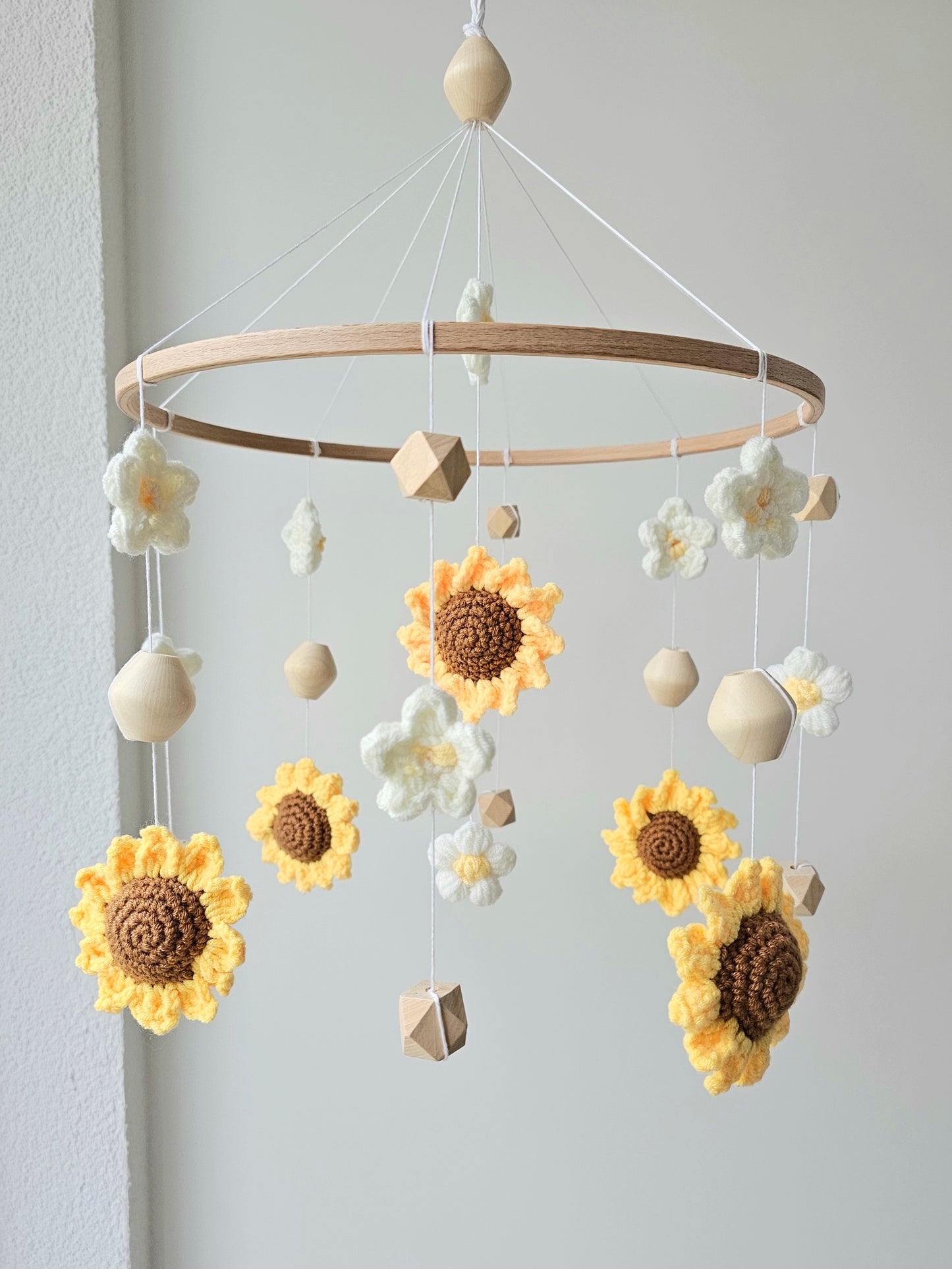Selbstgemachtes Babymobile mit liebevoll handgefertigten Häkelfiguren und Formen, ideal für das Kinderbett oder den Kinderwagen. Hergestellt aus Baumwolle in bunten Farben, fördert das Babymobile die visuelle und sensorische Entwicklung des Babys. Leicht und sicher aufzuhängen, schafft es eine beruhigende und kreative Umgebung für Ihr Kind.