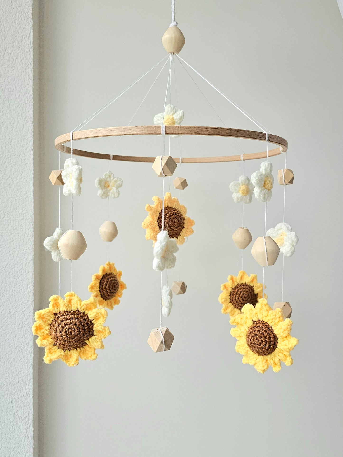 Selbstgemachtes Babymobile mit liebevoll handgefertigten Häkelfiguren und Formen, ideal für das Kinderbett oder den Kinderwagen. Hergestellt aus Baumwolle in bunten Farben, fördert das Babymobile die visuelle und sensorische Entwicklung des Babys. Leicht und sicher aufzuhängen, schafft es eine beruhigende und kreative Umgebung für Ihr Kind.