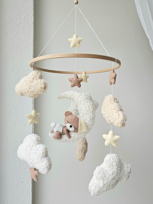 Selbstgemachtes Babymobile mit liebevoll handgefertigten Figuren und Formen, ideal für das Kinderbett oder den Kinderwagen. Hergestellt aus weichem, hochwertigem Filz in bunten Farben, fördert das Babymobile die visuelle und sensorische Entwicklung des Babys. Leicht und sicher aufzuhängen, schafft es eine beruhigende und kreative Umgebung für Ihr Kind.