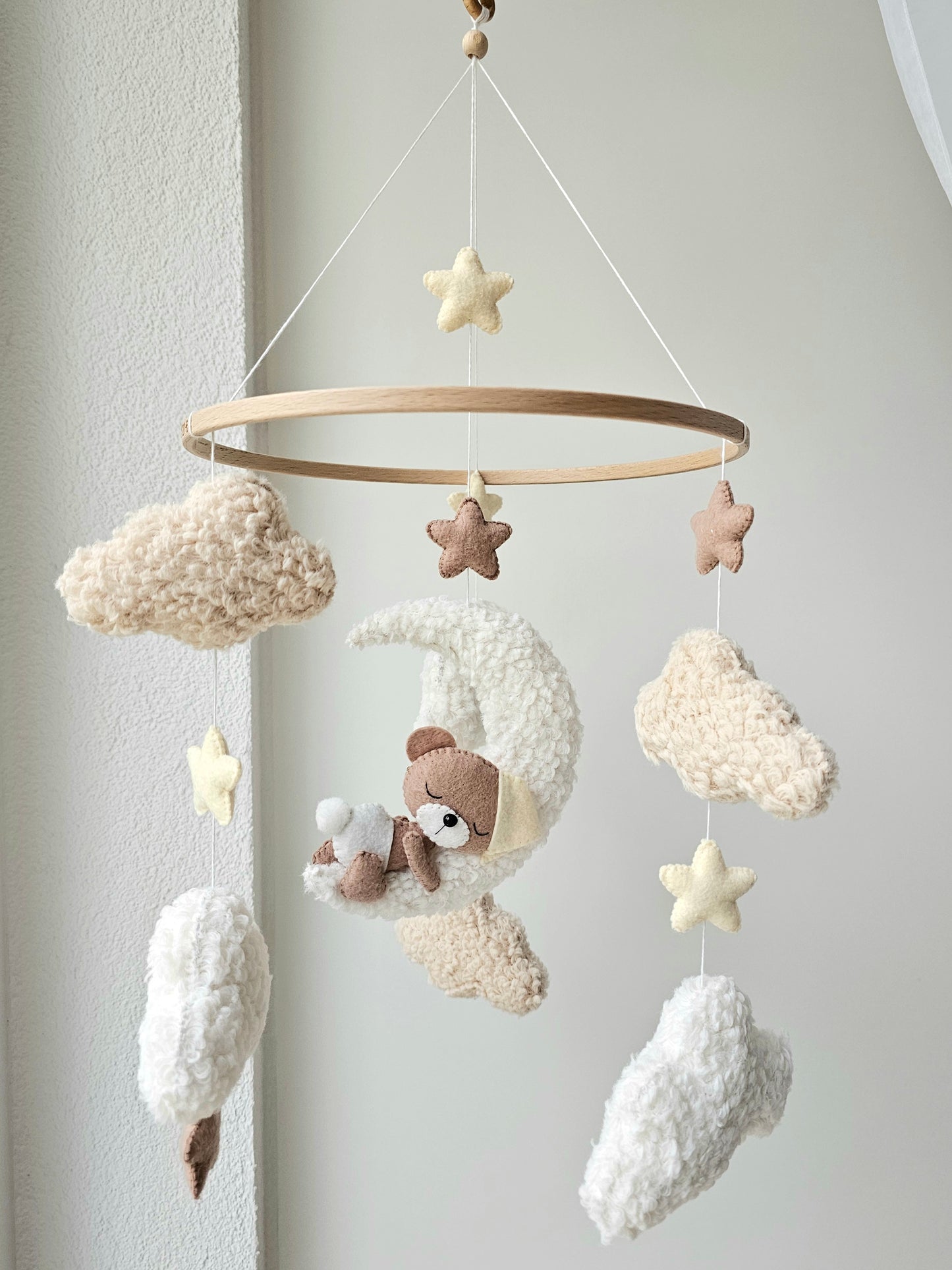 Selbstgemachtes Babymobile mit liebevoll handgefertigten Figuren und Formen, ideal für das Kinderbett oder den Kinderwagen. Hergestellt aus weichem, hochwertigem Filz in bunten Farben, fördert das Babymobile die visuelle und sensorische Entwicklung des Babys. Leicht und sicher aufzuhängen, schafft es eine beruhigende und kreative Umgebung für Ihr Kind.