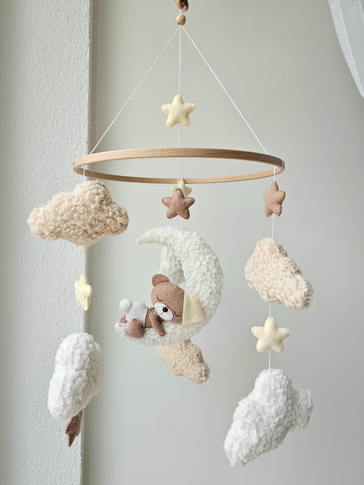 Selbstgemachtes Babymobile mit liebevoll handgefertigten Figuren und Formen, ideal für das Kinderbett oder den Kinderwagen. Hergestellt aus weichem, hochwertigem Filz in bunten Farben, fördert das Babymobile die visuelle und sensorische Entwicklung des Babys. Leicht und sicher aufzuhängen, schafft es eine beruhigende und kreative Umgebung für Ihr Kind.