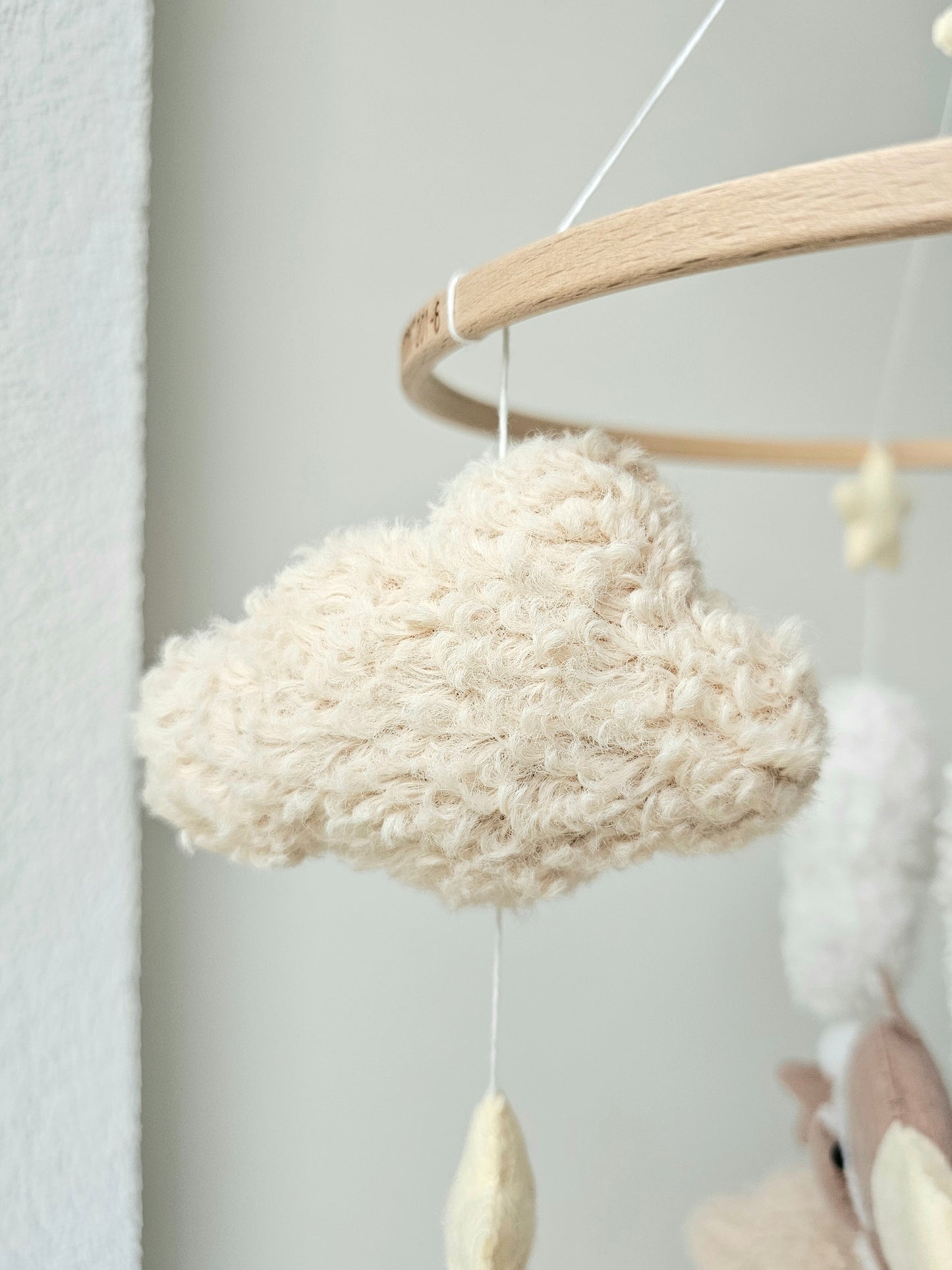 Selbstgemachtes Babymobile mit liebevoll handgefertigten Figuren und Formen, ideal für das Kinderbett oder den Kinderwagen. Hergestellt aus weichem, hochwertigem Filz in bunten Farben, fördert das Babymobile die visuelle und sensorische Entwicklung des Babys. Leicht und sicher aufzuhängen, schafft es eine beruhigende und kreative Umgebung für Ihr Kind.