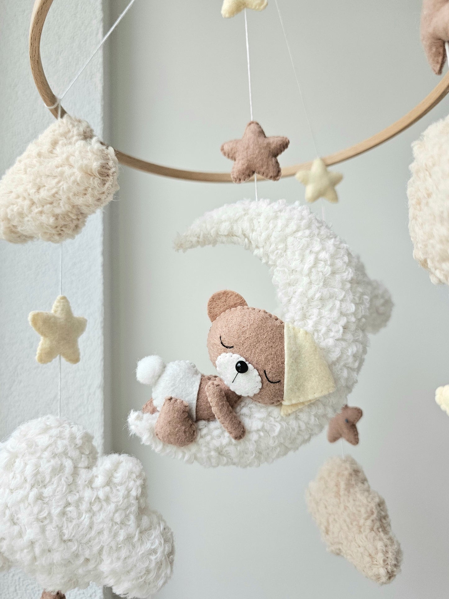 Selbstgemachtes Babymobile mit liebevoll handgefertigten Figuren und Formen, ideal für das Kinderbett oder den Kinderwagen. Hergestellt aus weichem, hochwertigem Filz in bunten Farben, fördert das Babymobile die visuelle und sensorische Entwicklung des Babys. Leicht und sicher aufzuhängen, schafft es eine beruhigende und kreative Umgebung für Ihr Kind.