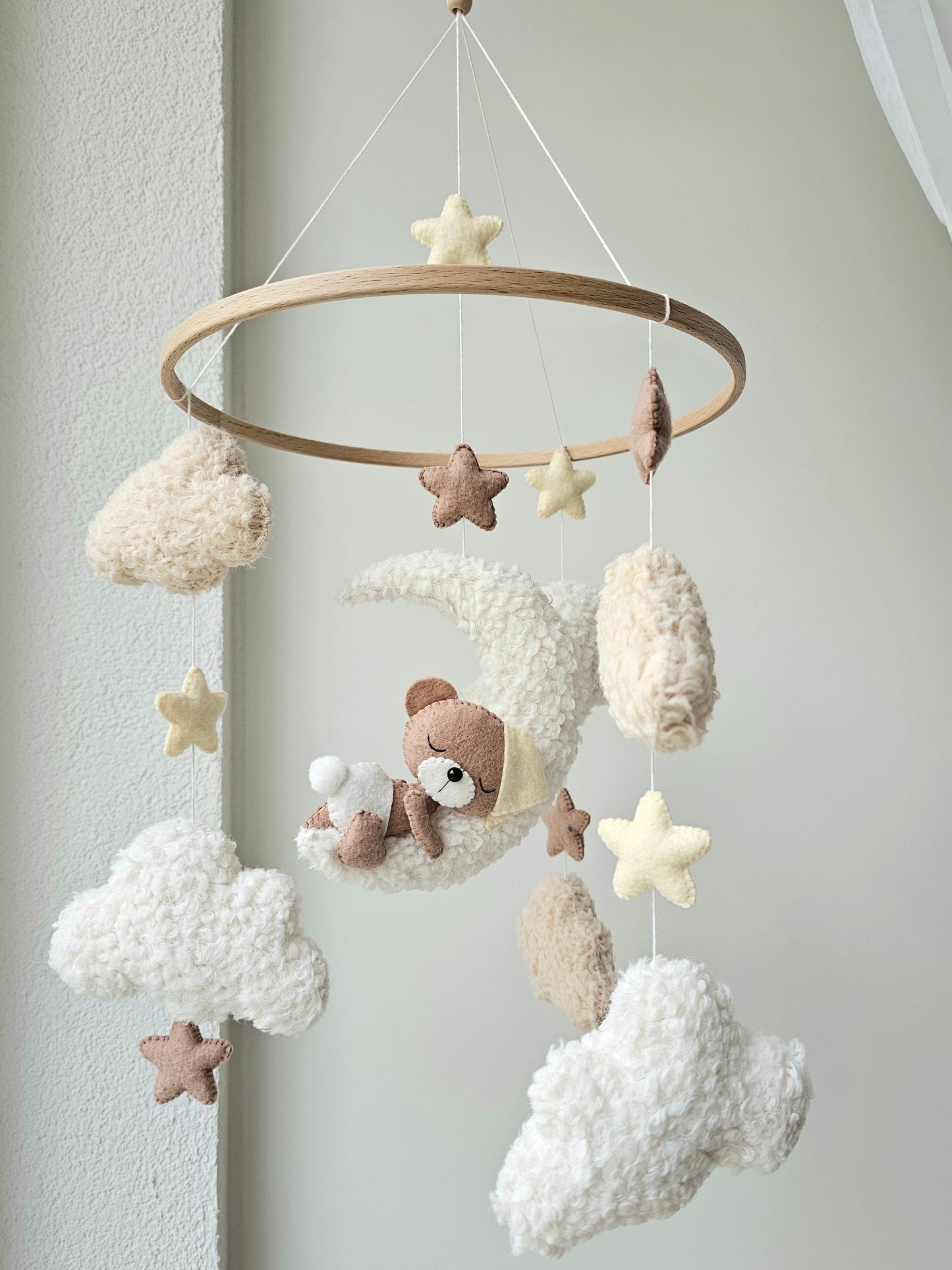 Selbstgemachtes Babymobile mit liebevoll handgefertigten Figuren und Formen, ideal für das Kinderbett oder den Kinderwagen. Hergestellt aus weichem, hochwertigem Filz in bunten Farben, fördert das Babymobile die visuelle und sensorische Entwicklung des Babys. Leicht und sicher aufzuhängen, schafft es eine beruhigende und kreative Umgebung für Ihr Kind.