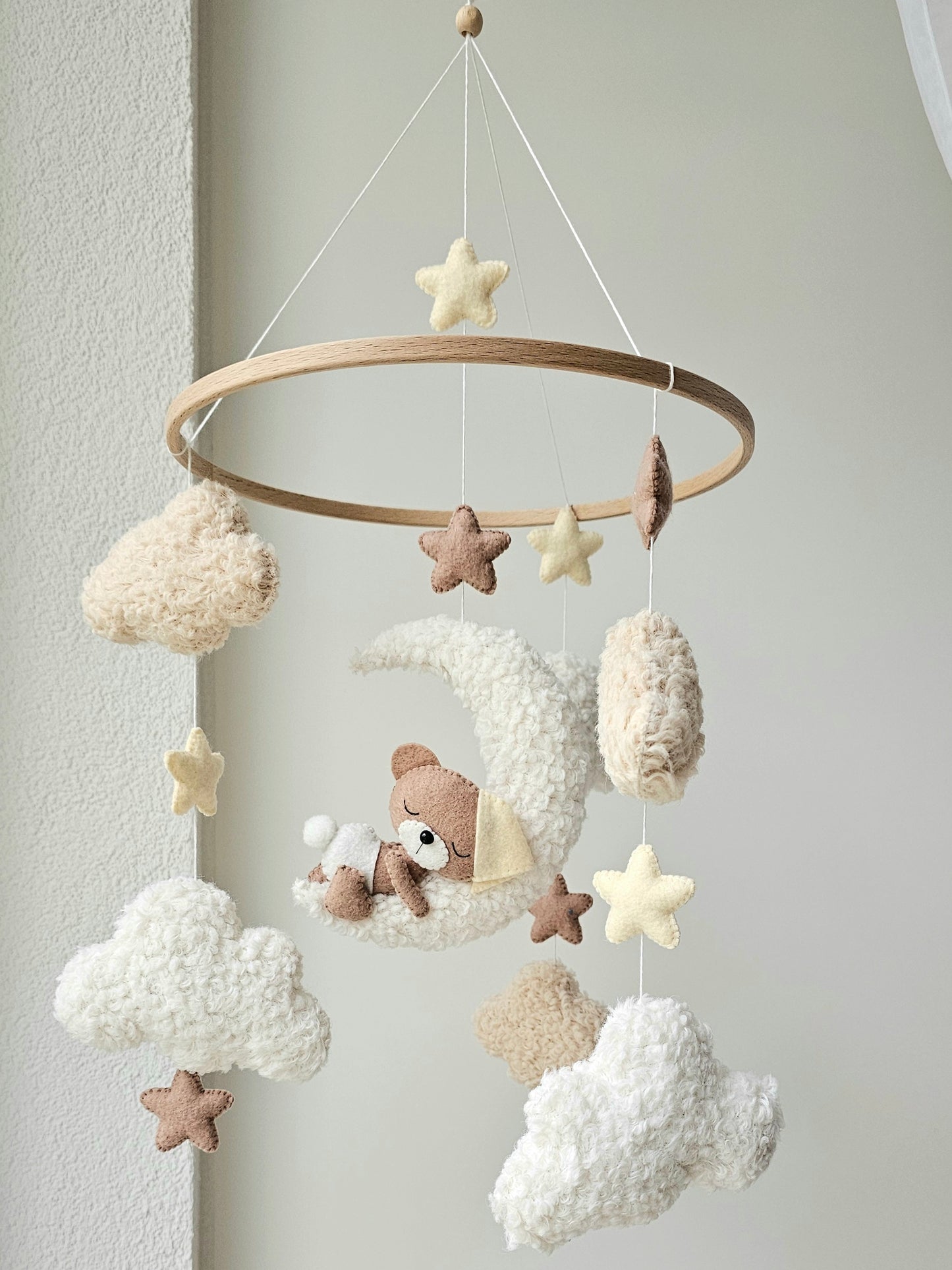 Selbstgemachtes Babymobile mit liebevoll handgefertigten Figuren und Formen, ideal für das Kinderbett oder den Kinderwagen. Hergestellt aus weichem, hochwertigem Filz in bunten Farben, fördert das Babymobile die visuelle und sensorische Entwicklung des Babys. Leicht und sicher aufzuhängen, schafft es eine beruhigende und kreative Umgebung für Ihr Kind.