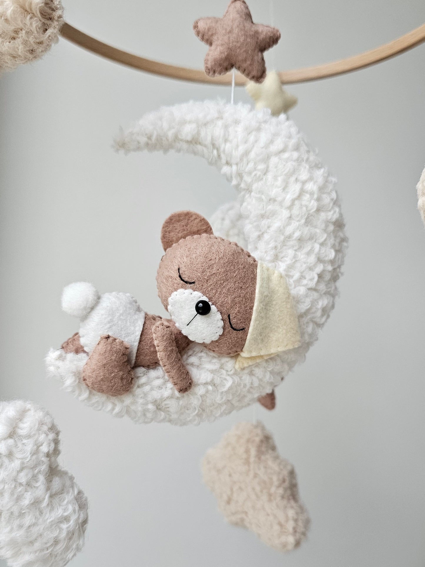 Selbstgemachtes Babymobile mit liebevoll handgefertigten Figuren und Formen, ideal für das Kinderbett oder den Kinderwagen. Hergestellt aus weichem, hochwertigem Filz in bunten Farben, fördert das Babymobile die visuelle und sensorische Entwicklung des Babys. Leicht und sicher aufzuhängen, schafft es eine beruhigende und kreative Umgebung für Ihr Kind.