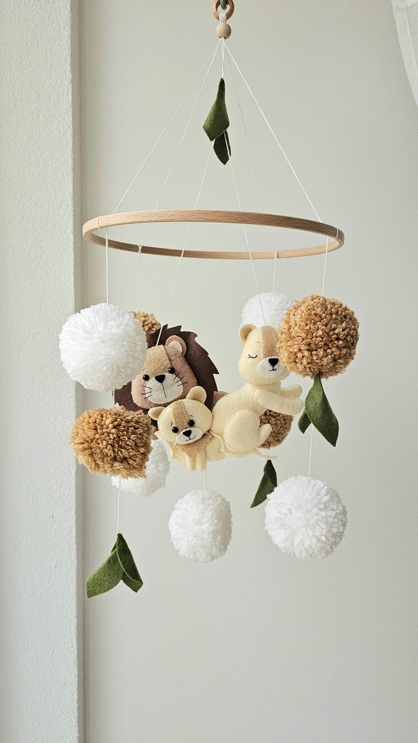 Selbstgemachtes Babymobile mit liebevoll handgefertigten Figuren und Formen, ideal für das Kinderbett oder den Kinderwagen. Hergestellt aus weichem, hochwertigem Filz in bunten Farben, fördert das Babymobile die visuelle und sensorische Entwicklung des Babys. Leicht und sicher aufzuhängen, schafft es eine beruhigende und kreative Umgebung für Ihr Kind.