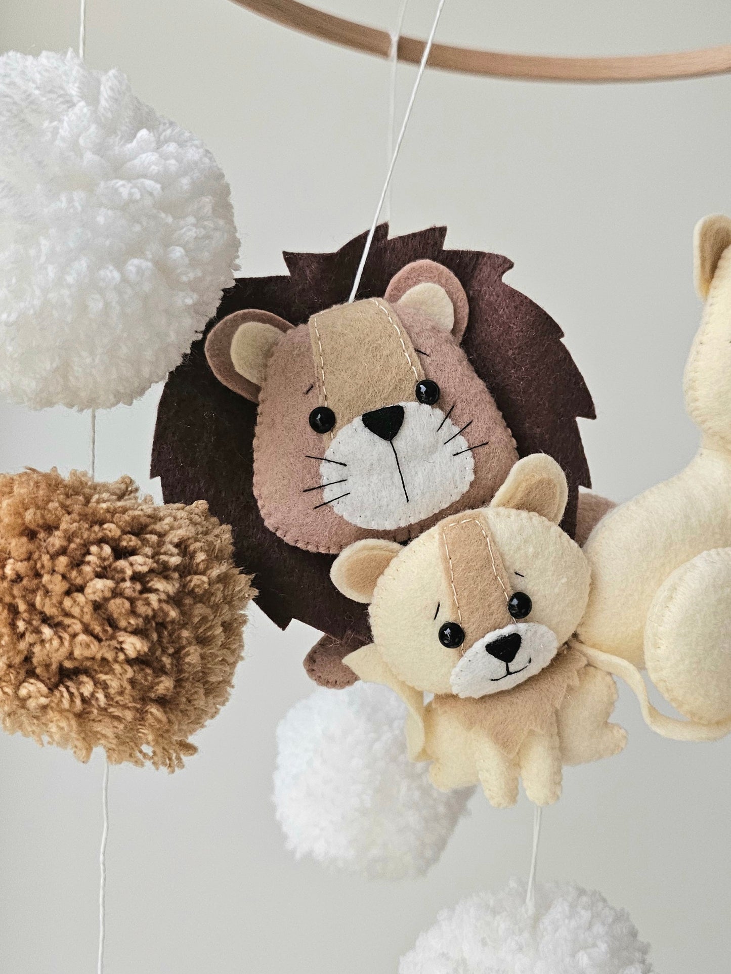 Selbstgemachtes Babymobile mit liebevoll handgefertigten Figuren und Formen, ideal für das Kinderbett oder den Kinderwagen. Hergestellt aus weichem, hochwertigem Filz in bunten Farben, fördert das Babymobile die visuelle und sensorische Entwicklung des Babys. Leicht und sicher aufzuhängen, schafft es eine beruhigende und kreative Umgebung für Ihr Kind.