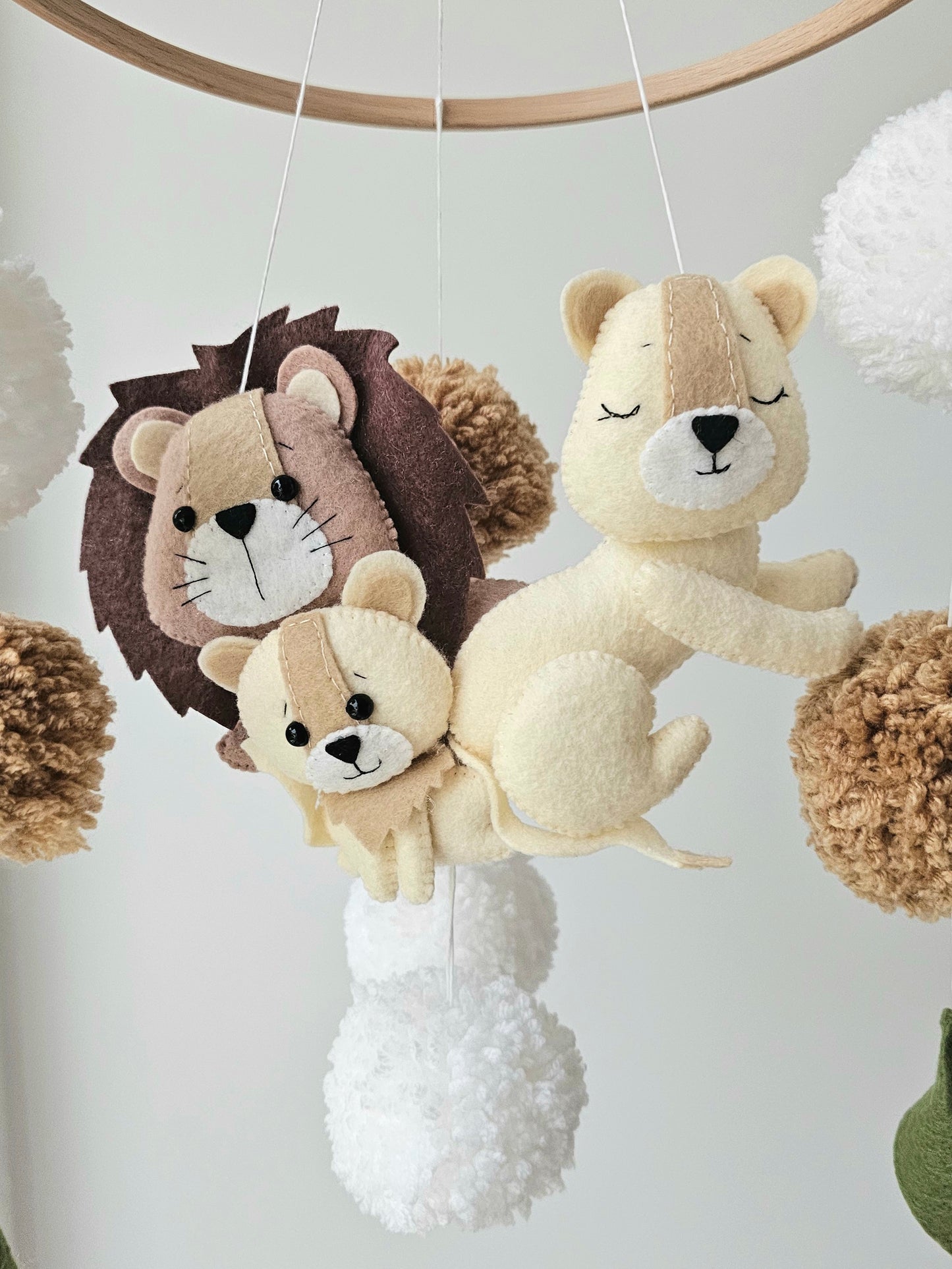Selbstgemachtes Babymobile mit liebevoll handgefertigten Figuren und Formen, ideal für das Kinderbett oder den Kinderwagen. Hergestellt aus weichem, hochwertigem Filz in bunten Farben, fördert das Babymobile die visuelle und sensorische Entwicklung des Babys. Leicht und sicher aufzuhängen, schafft es eine beruhigende und kreative Umgebung für Ihr Kind.