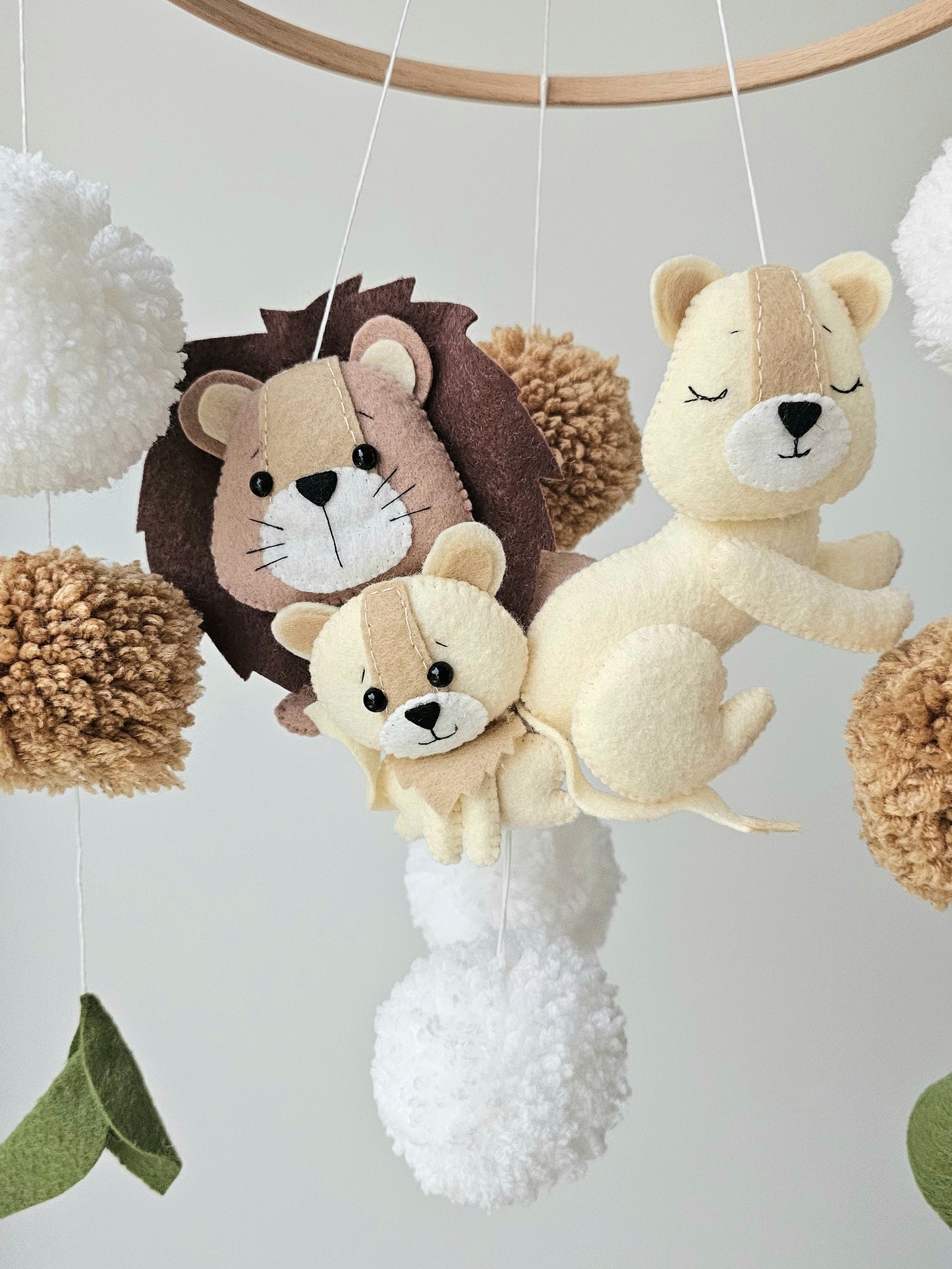 Selbstgemachtes Babymobile mit liebevoll handgefertigten Figuren und Formen, ideal für das Kinderbett oder den Kinderwagen. Hergestellt aus weichem, hochwertigem Filz in bunten Farben, fördert das Babymobile die visuelle und sensorische Entwicklung des Babys. Leicht und sicher aufzuhängen, schafft es eine beruhigende und kreative Umgebung für Ihr Kind.