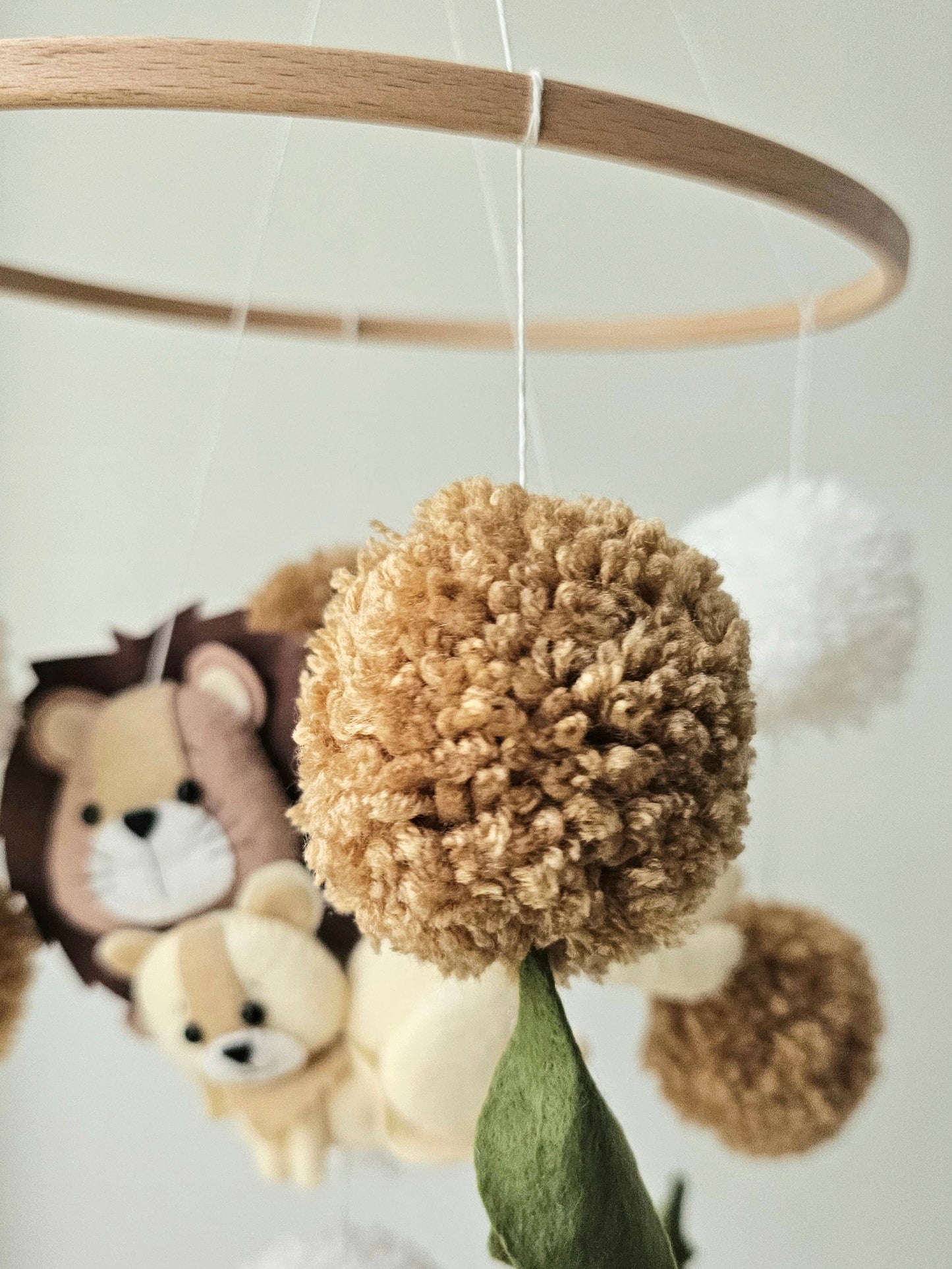 Selbstgemachtes Babymobile mit liebevoll handgefertigten Figuren und Formen, ideal für das Kinderbett oder den Kinderwagen. Hergestellt aus weichem, hochwertigem Filz in bunten Farben, fördert das Babymobile die visuelle und sensorische Entwicklung des Babys. Leicht und sicher aufzuhängen, schafft es eine beruhigende und kreative Umgebung für Ihr Kind.