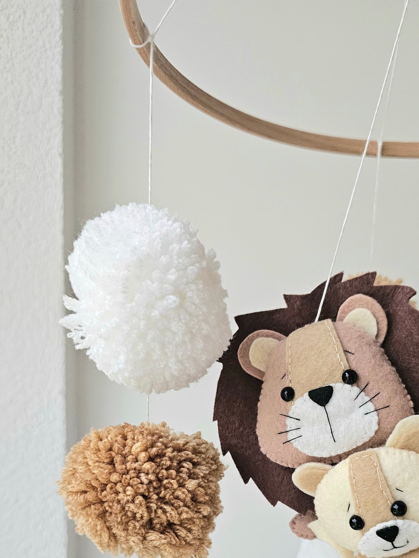 Selbstgemachtes Babymobile mit liebevoll handgefertigten Figuren und Formen, ideal für das Kinderbett oder den Kinderwagen. Hergestellt aus weichem, hochwertigem Filz in bunten Farben, fördert das Babymobile die visuelle und sensorische Entwicklung des Babys. Leicht und sicher aufzuhängen, schafft es eine beruhigende und kreative Umgebung für Ihr Kind.