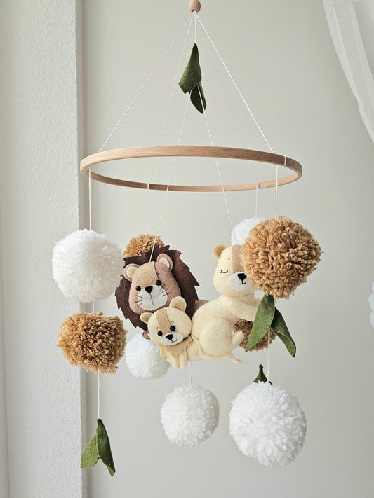Selbstgemachtes Babymobile mit liebevoll handgefertigten Figuren und Formen, ideal für das Kinderbett oder den Kinderwagen. Hergestellt aus weichem, hochwertigem Filz in bunten Farben, fördert das Babymobile die visuelle und sensorische Entwicklung des Babys. Leicht und sicher aufzuhängen, schafft es eine beruhigende und kreative Umgebung für Ihr Kind.