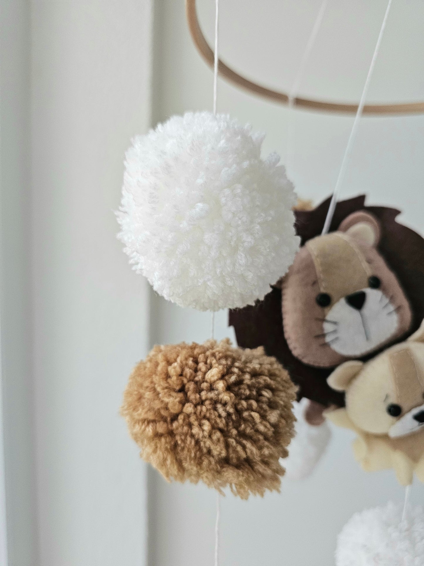 Selbstgemachtes Babymobile mit liebevoll handgefertigten Figuren und Formen, ideal für das Kinderbett oder den Kinderwagen. Hergestellt aus weichem, hochwertigem Filz in bunten Farben, fördert das Babymobile die visuelle und sensorische Entwicklung des Babys. Leicht und sicher aufzuhängen, schafft es eine beruhigende und kreative Umgebung für Ihr Kind.