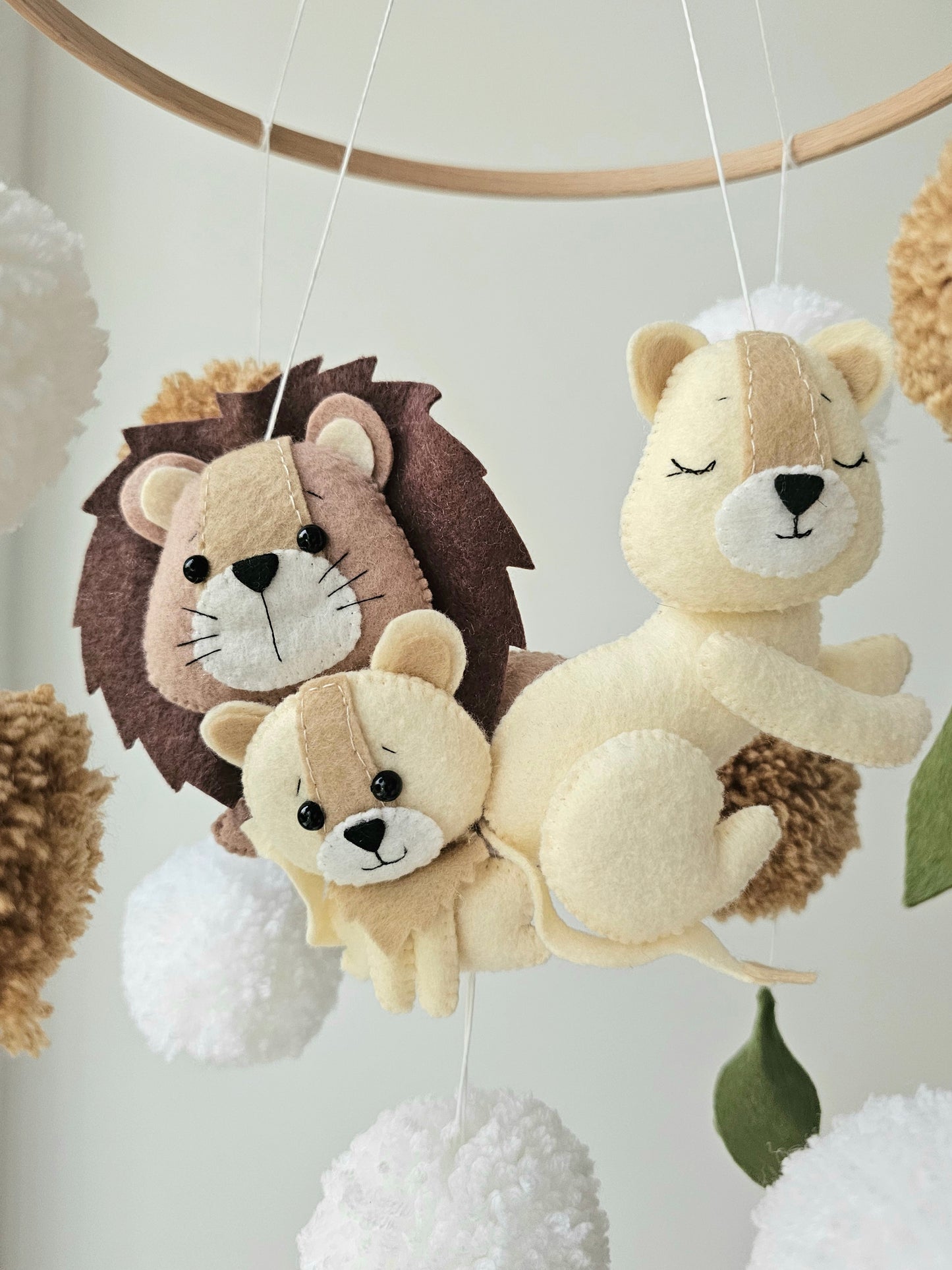Selbstgemachtes Babymobile mit liebevoll handgefertigten Figuren und Formen, ideal für das Kinderbett oder den Kinderwagen. Hergestellt aus weichem, hochwertigem Filz in bunten Farben, fördert das Babymobile die visuelle und sensorische Entwicklung des Babys. Leicht und sicher aufzuhängen, schafft es eine beruhigende und kreative Umgebung für Ihr Kind.
