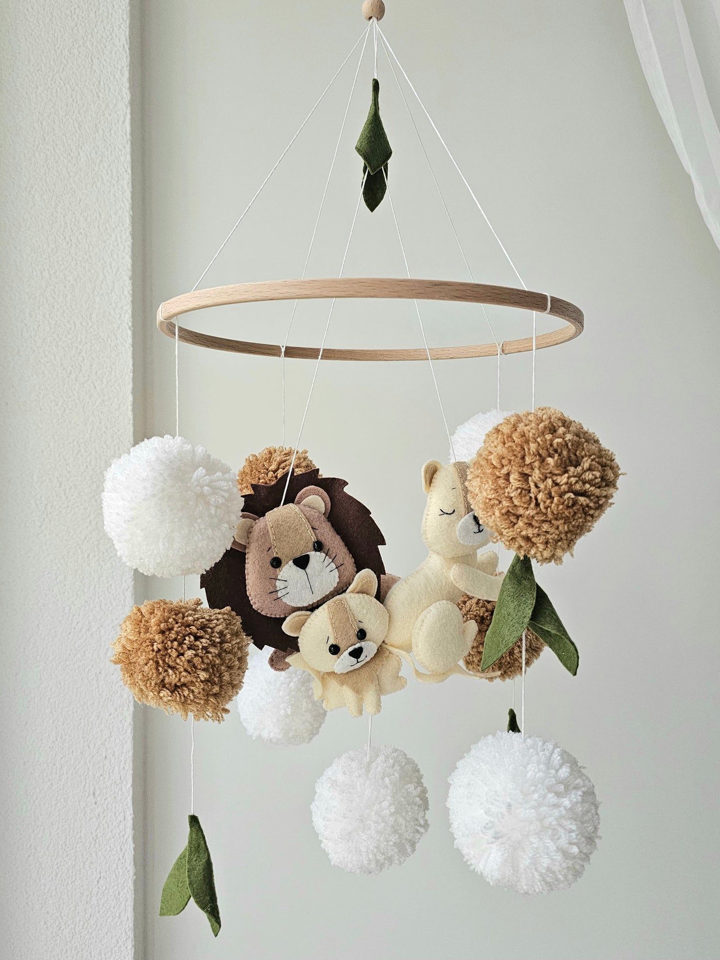 Selbstgemachtes Babymobile mit liebevoll handgefertigten Figuren und Formen, ideal für das Kinderbett oder den Kinderwagen. Hergestellt aus weichem, hochwertigem Filz in bunten Farben, fördert das Babymobile die visuelle und sensorische Entwicklung des Babys. Leicht und sicher aufzuhängen, schafft es eine beruhigende und kreative Umgebung für Ihr Kind.