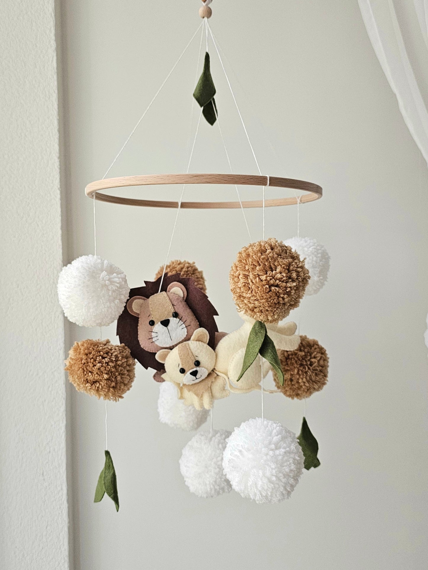 Selbstgemachtes Babymobile mit liebevoll handgefertigten Figuren und Formen, ideal für das Kinderbett oder den Kinderwagen. Hergestellt aus weichem, hochwertigem Filz in bunten Farben, fördert das Babymobile die visuelle und sensorische Entwicklung des Babys. Leicht und sicher aufzuhängen, schafft es eine beruhigende und kreative Umgebung für Ihr Kind.