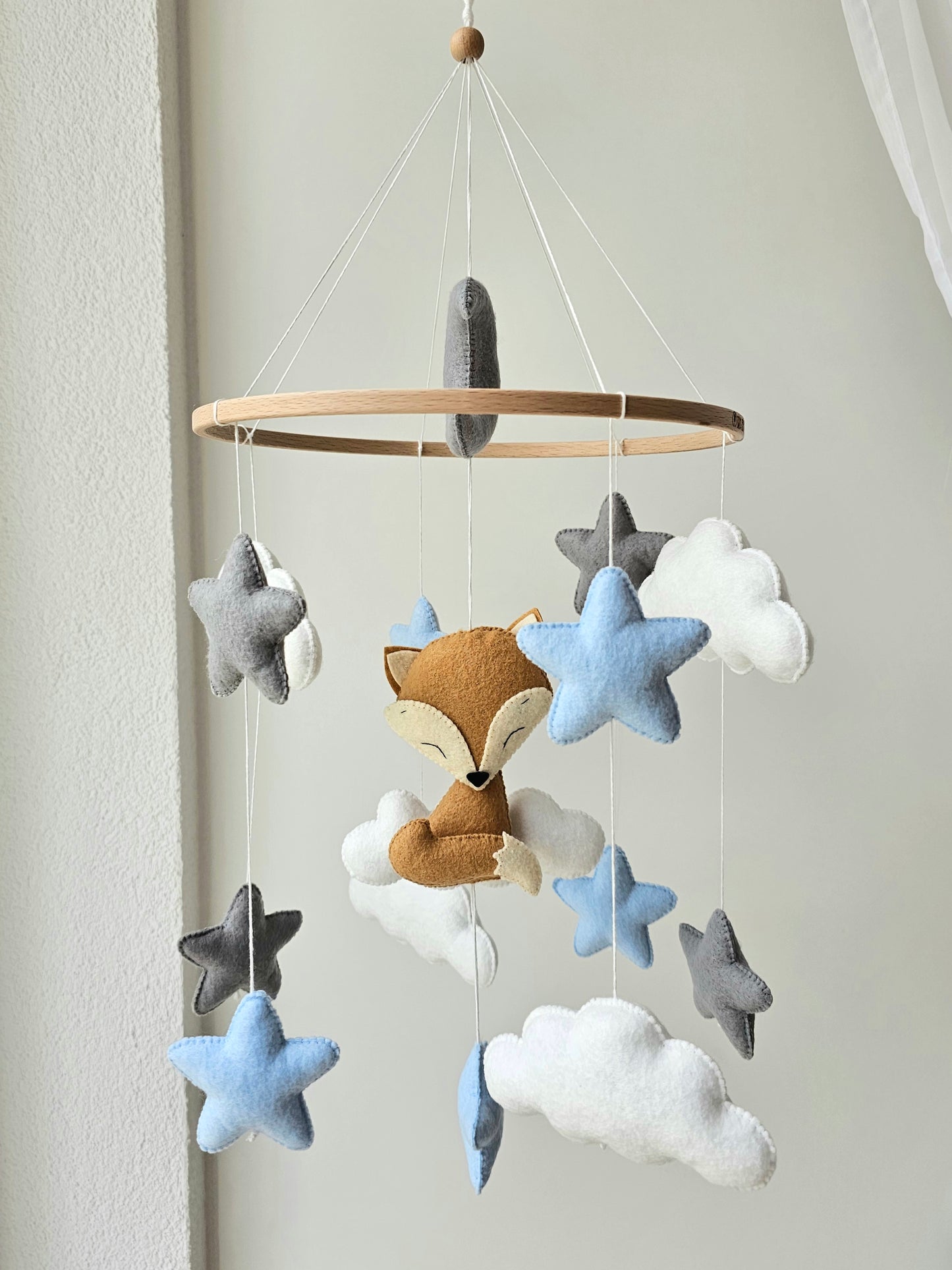 Selbstgemachtes Babymobile mit liebevoll handgefertigten Figuren und Formen, ideal für das Kinderbett oder den Kinderwagen. Hergestellt aus weichem, hochwertigem Filz in bunten Farben, fördert das Babymobile die visuelle und sensorische Entwicklung des Babys. Leicht und sicher aufzuhängen, schafft es eine beruhigende und kreative Umgebung für Ihr Kind.