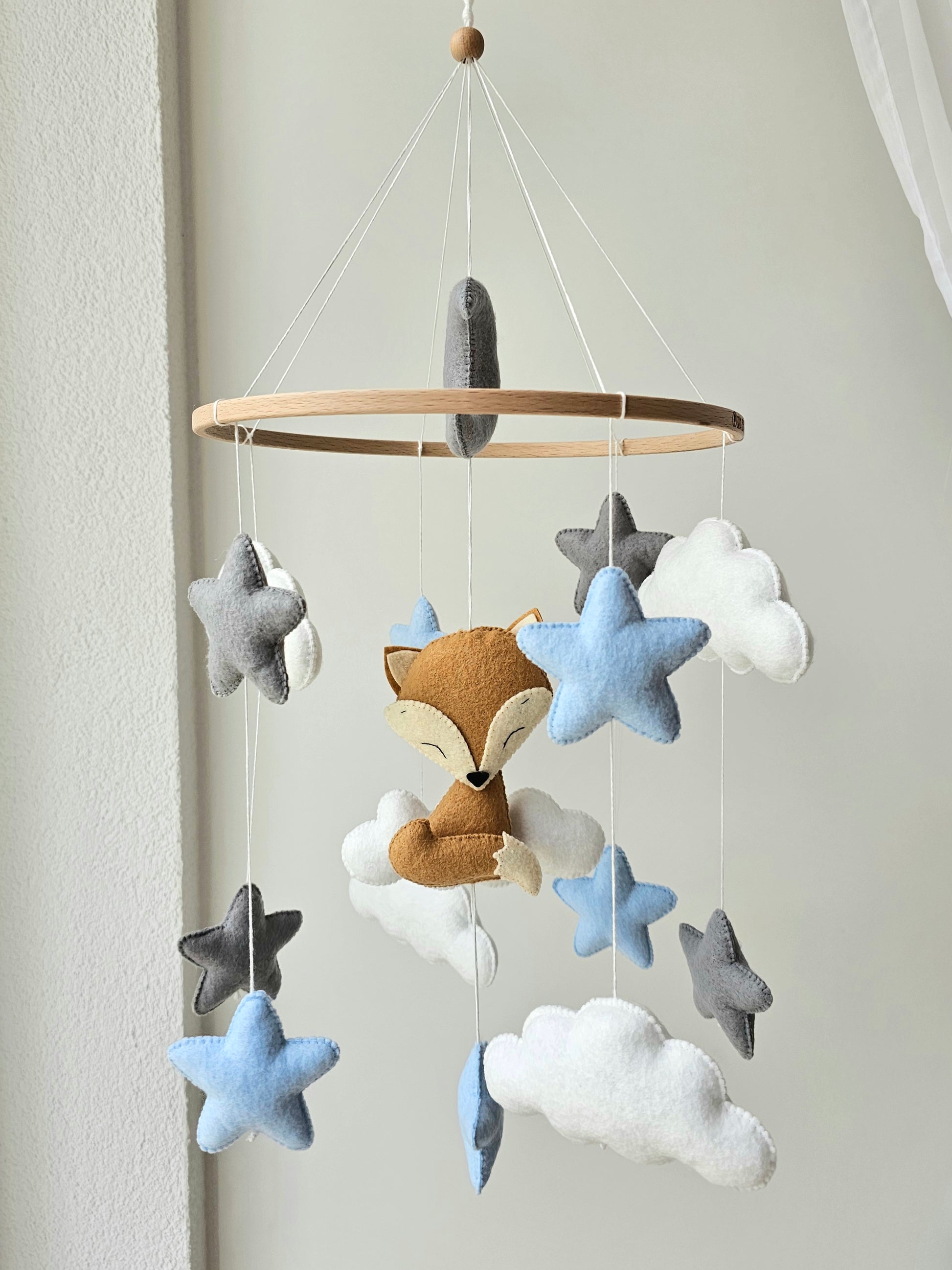 Selbstgemachtes Babymobile mit liebevoll handgefertigten Figuren und Formen, ideal für das Kinderbett oder den Kinderwagen. Hergestellt aus weichem, hochwertigem Filz in bunten Farben, fördert das Babymobile die visuelle und sensorische Entwicklung des Babys. Leicht und sicher aufzuhängen, schafft es eine beruhigende und kreative Umgebung für Ihr Kind.