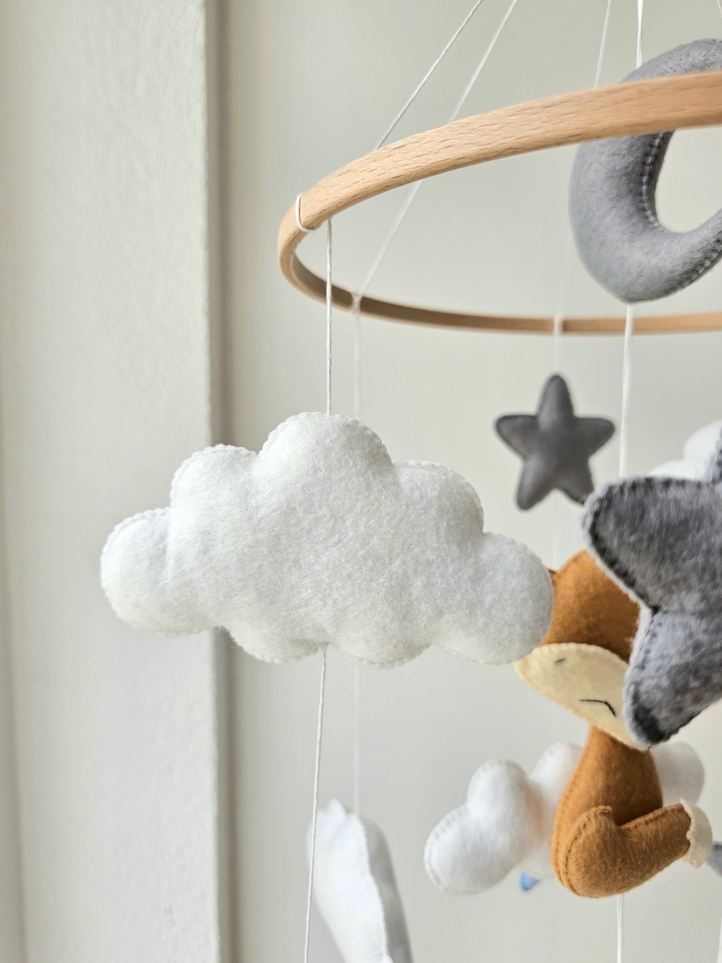 Selbstgemachtes Babymobile mit liebevoll handgefertigten Figuren und Formen, ideal für das Kinderbett oder den Kinderwagen. Hergestellt aus weichem, hochwertigem Filz in bunten Farben, fördert das Babymobile die visuelle und sensorische Entwicklung des Babys. Leicht und sicher aufzuhängen, schafft es eine beruhigende und kreative Umgebung für Ihr Kind.