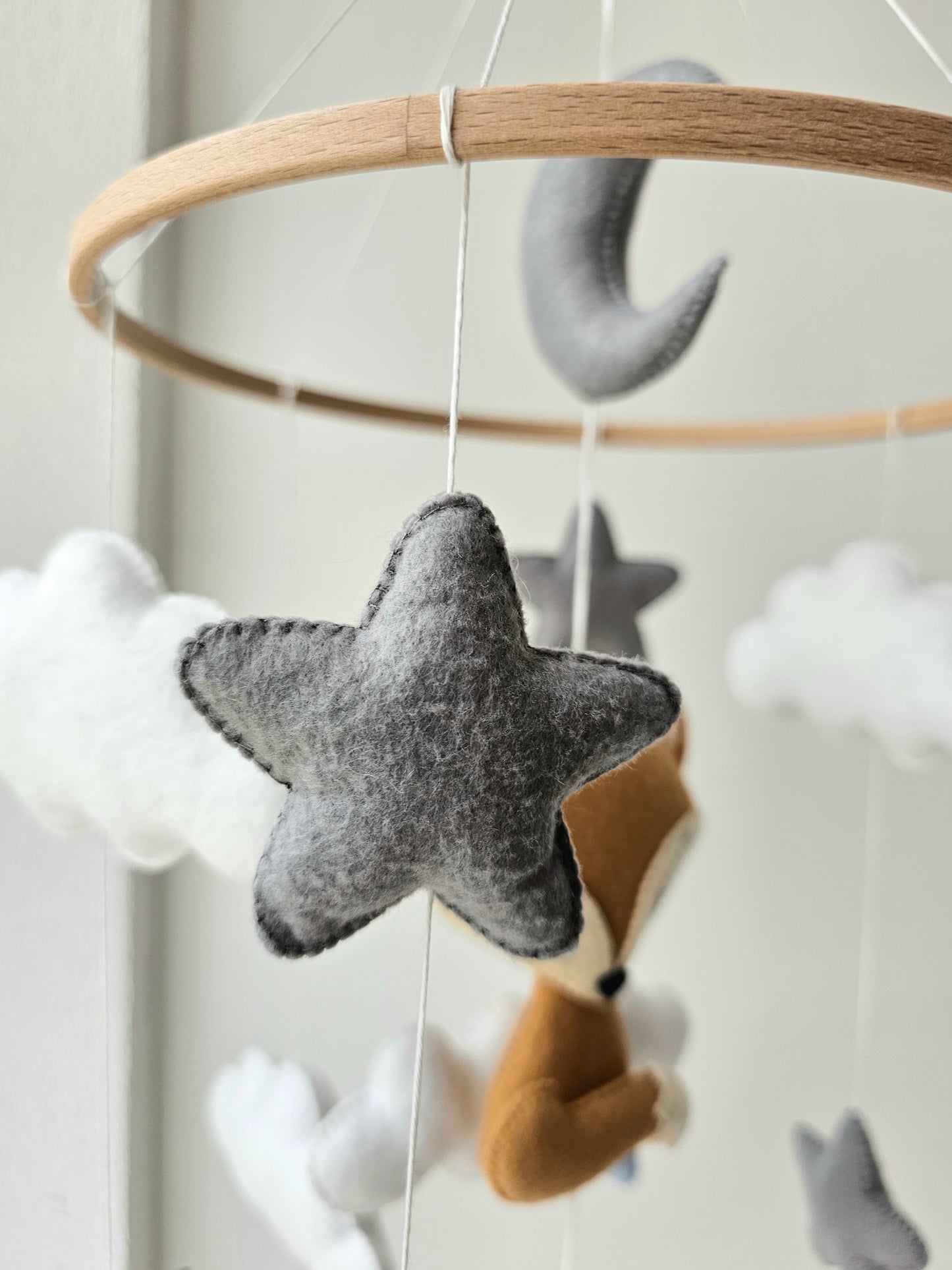 Selbstgemachtes Babymobile mit liebevoll handgefertigten Figuren und Formen, ideal für das Kinderbett oder den Kinderwagen. Hergestellt aus weichem, hochwertigem Filz in bunten Farben, fördert das Babymobile die visuelle und sensorische Entwicklung des Babys. Leicht und sicher aufzuhängen, schafft es eine beruhigende und kreative Umgebung für Ihr Kind.