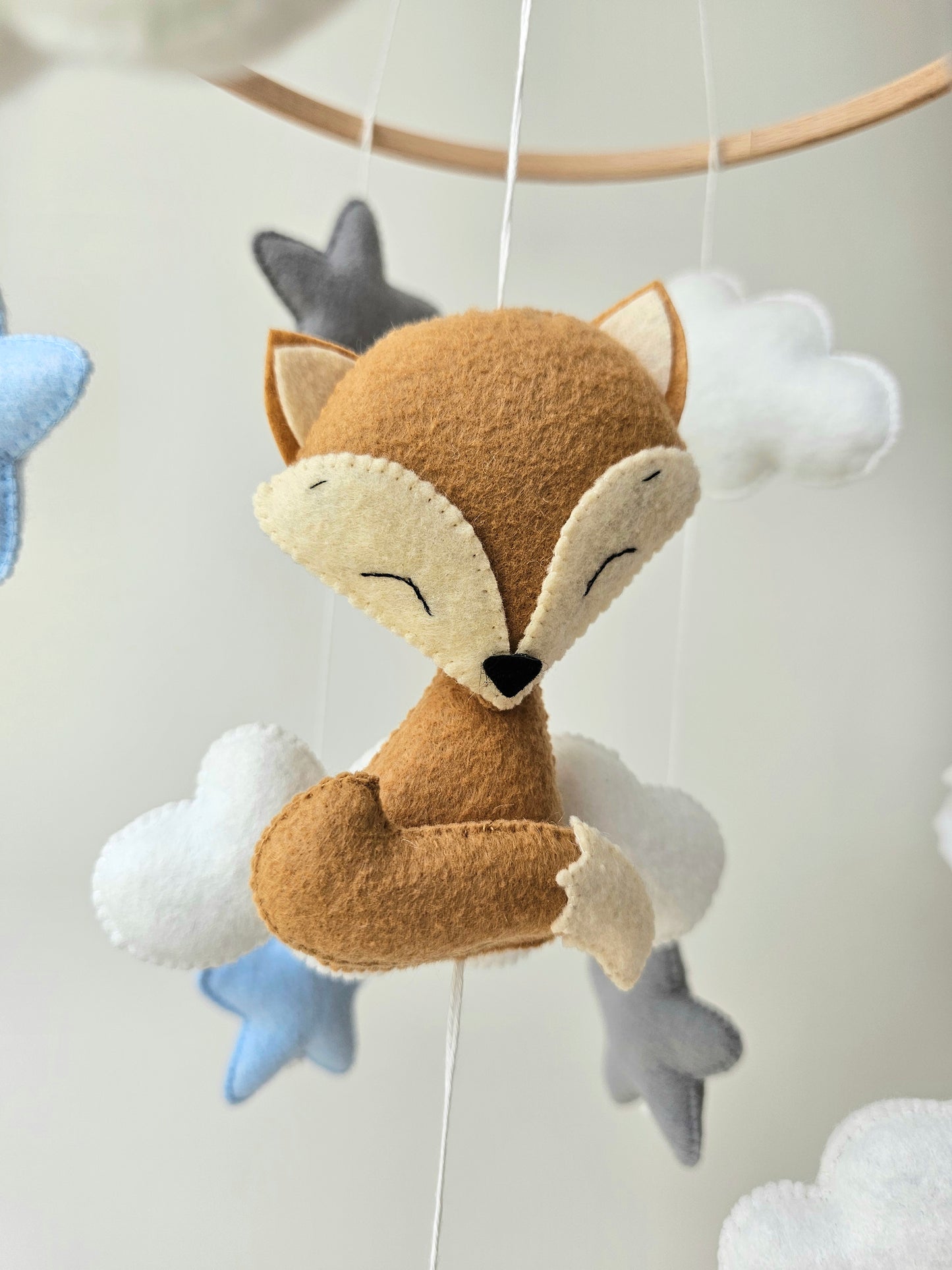 Selbstgemachtes Babymobile mit liebevoll handgefertigten Figuren und Formen, ideal für das Kinderbett oder den Kinderwagen. Hergestellt aus weichem, hochwertigem Filz in bunten Farben, fördert das Babymobile die visuelle und sensorische Entwicklung des Babys. Leicht und sicher aufzuhängen, schafft es eine beruhigende und kreative Umgebung für Ihr Kind.