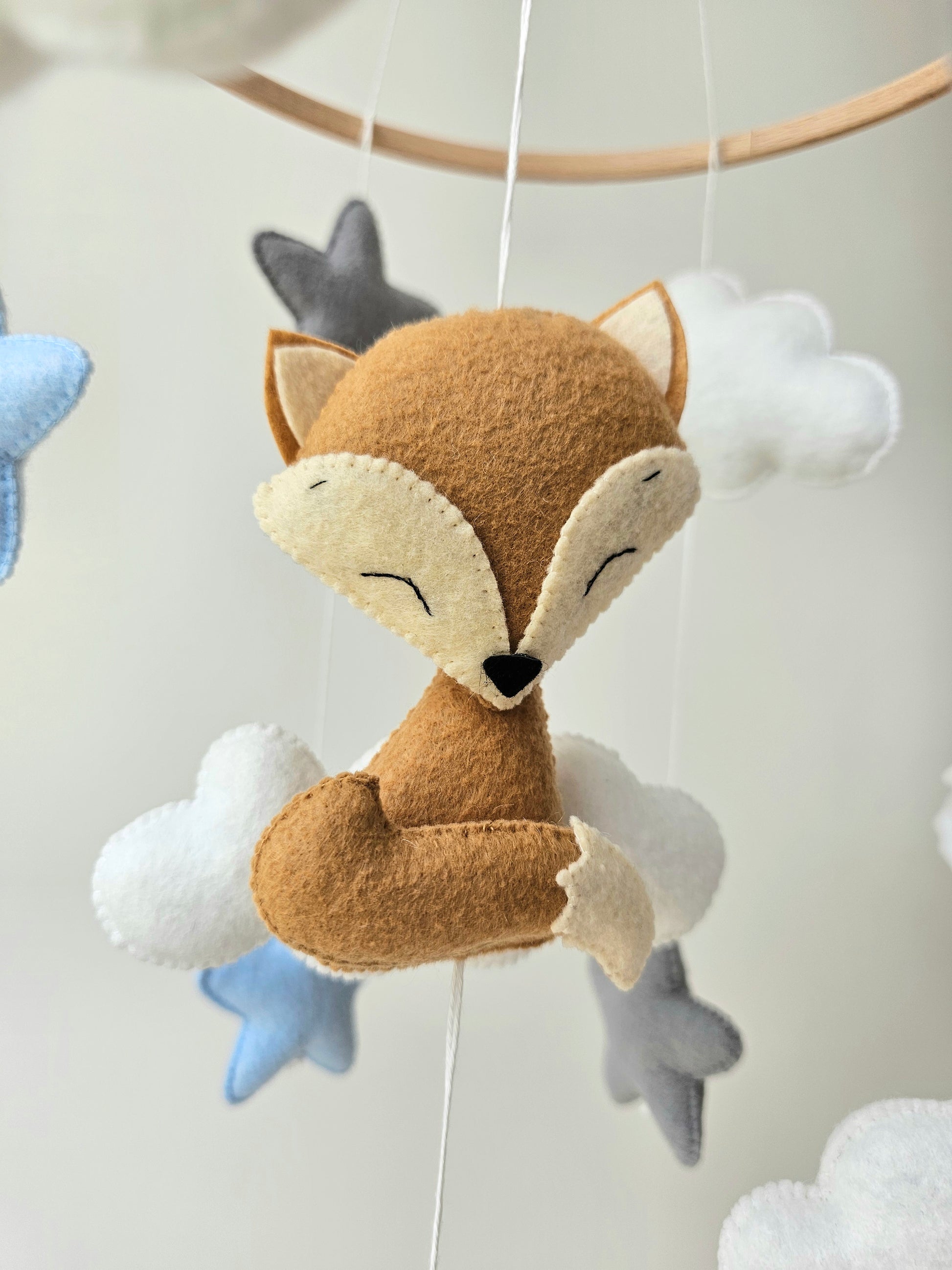 Selbstgemachtes Babymobile mit liebevoll handgefertigten Figuren und Formen, ideal für das Kinderbett oder den Kinderwagen. Hergestellt aus weichem, hochwertigem Filz in bunten Farben, fördert das Babymobile die visuelle und sensorische Entwicklung des Babys. Leicht und sicher aufzuhängen, schafft es eine beruhigende und kreative Umgebung für Ihr Kind.