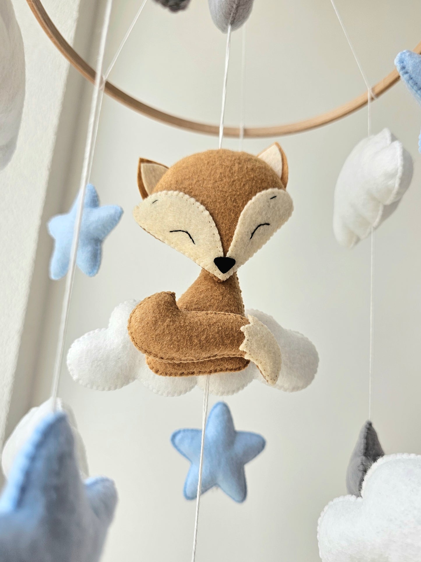 Selbstgemachtes Babymobile mit liebevoll handgefertigten Figuren und Formen, ideal für das Kinderbett oder den Kinderwagen. Hergestellt aus weichem, hochwertigem Filz in bunten Farben, fördert das Babymobile die visuelle und sensorische Entwicklung des Babys. Leicht und sicher aufzuhängen, schafft es eine beruhigende und kreative Umgebung für Ihr Kind.
