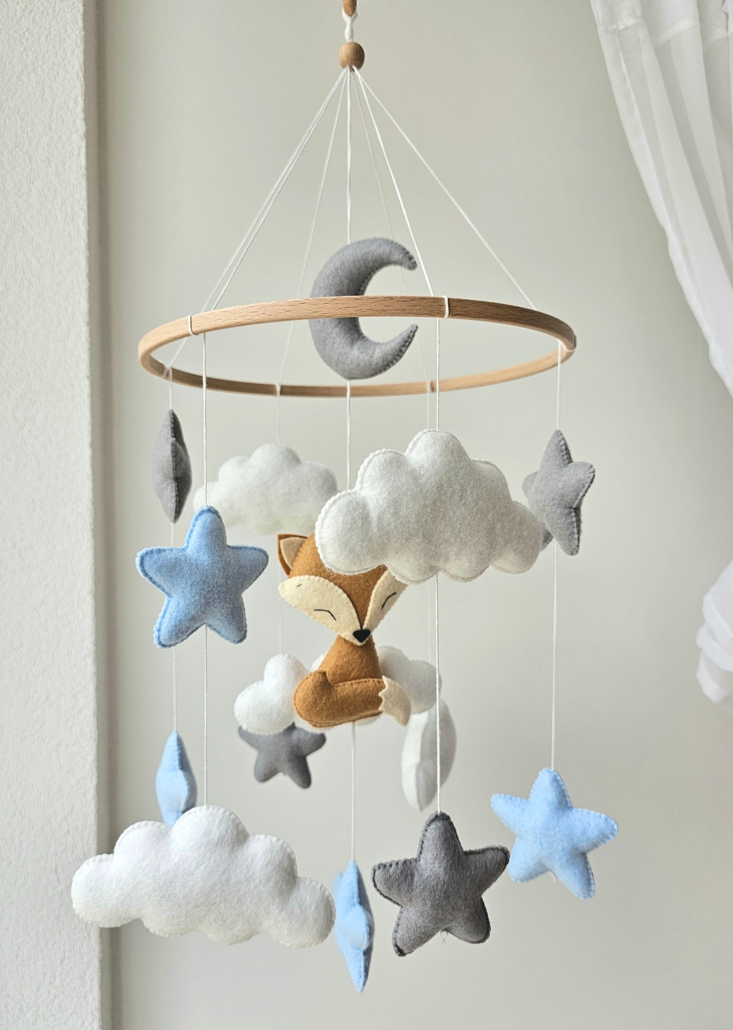 Selbstgemachtes Babymobile mit liebevoll handgefertigten Figuren und Formen, ideal für das Kinderbett oder den Kinderwagen. Hergestellt aus weichem, hochwertigem Filz in bunten Farben, fördert das Babymobile die visuelle und sensorische Entwicklung des Babys. Leicht und sicher aufzuhängen, schafft es eine beruhigende und kreative Umgebung für Ihr Kind.