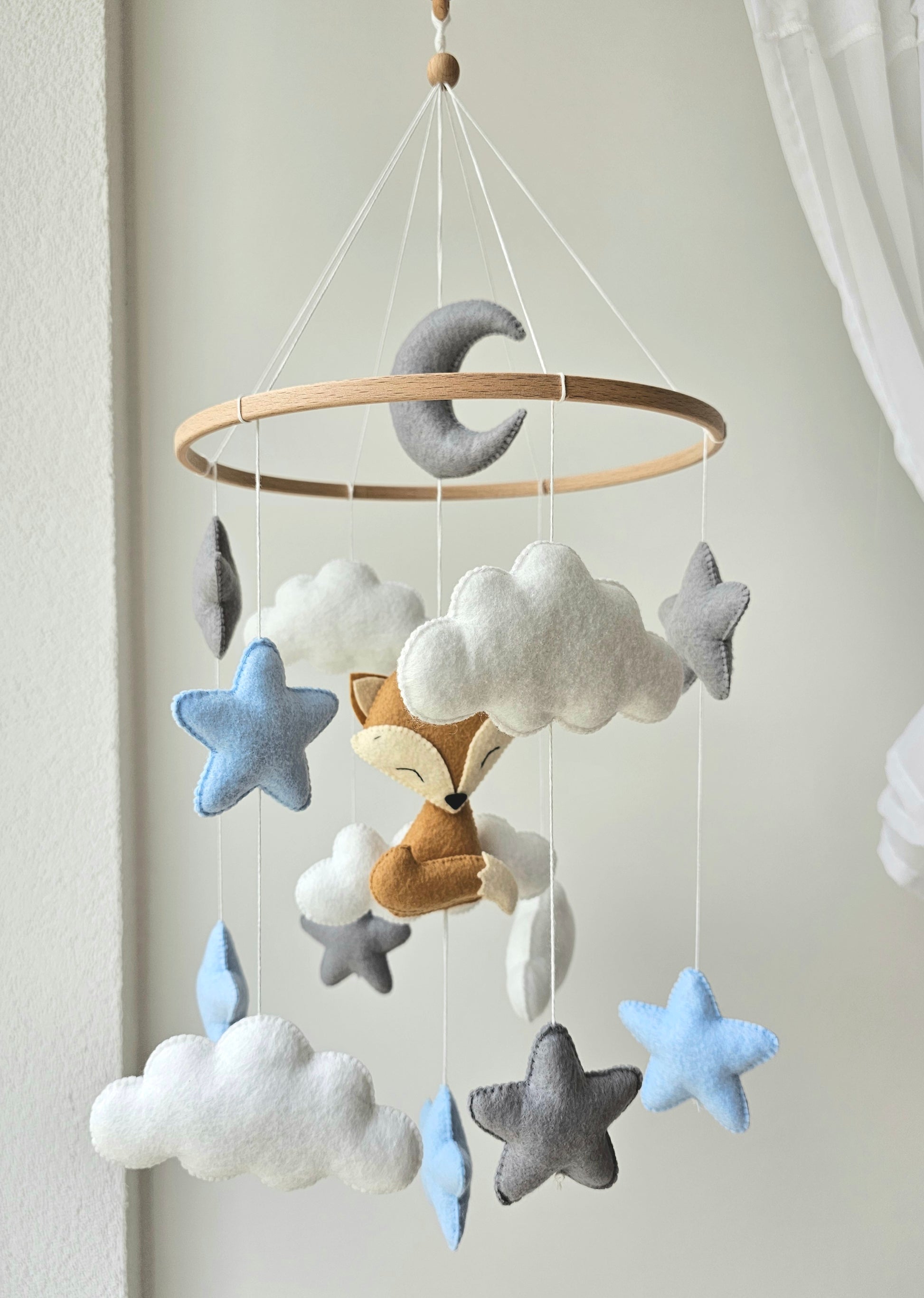 Selbstgemachtes Babymobile mit liebevoll handgefertigten Figuren und Formen, ideal für das Kinderbett oder den Kinderwagen. Hergestellt aus weichem, hochwertigem Filz in bunten Farben, fördert das Babymobile die visuelle und sensorische Entwicklung des Babys. Leicht und sicher aufzuhängen, schafft es eine beruhigende und kreative Umgebung für Ihr Kind.