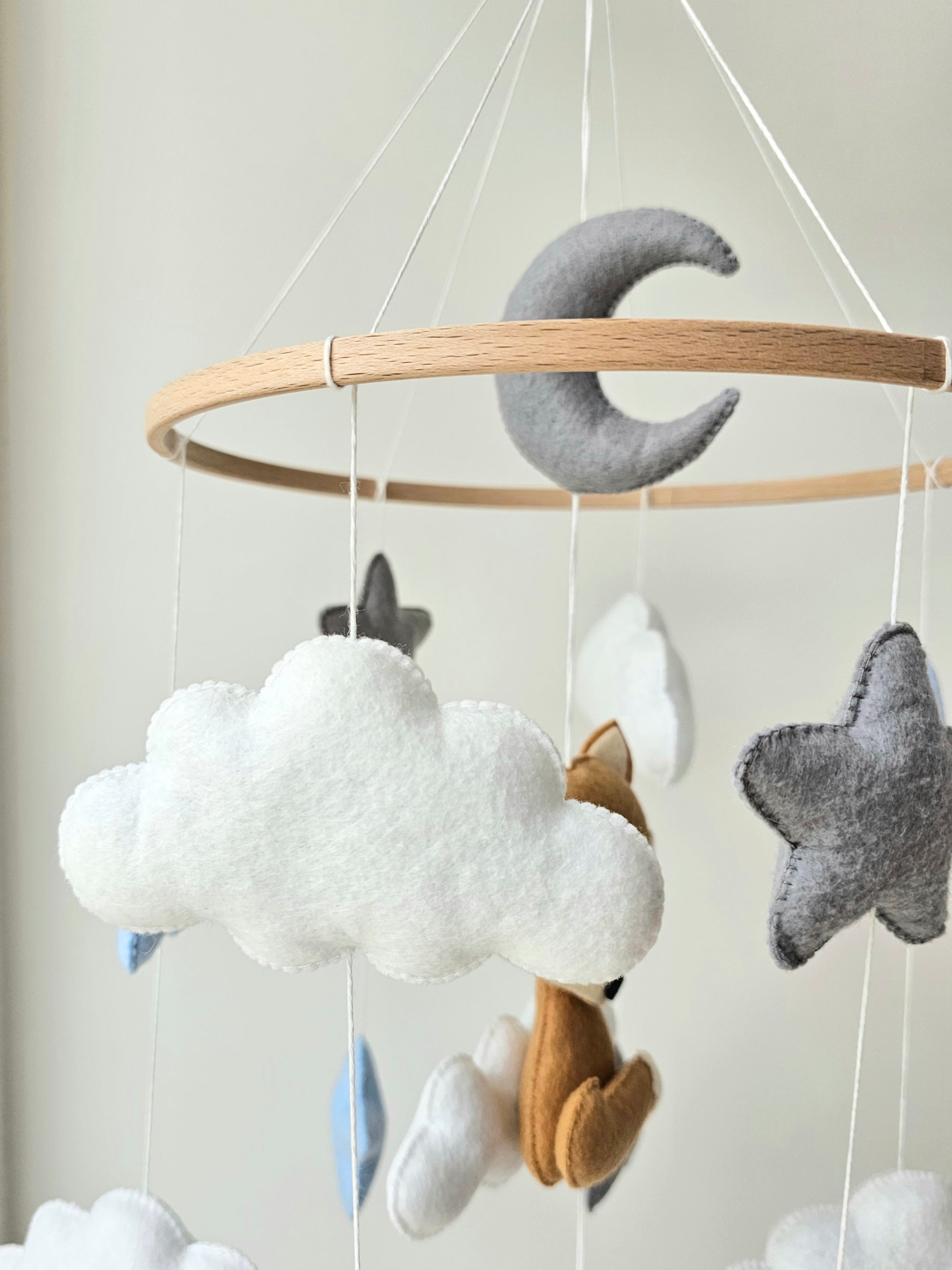 Selbstgemachtes Babymobile mit liebevoll handgefertigten Figuren und Formen, ideal für das Kinderbett oder den Kinderwagen. Hergestellt aus weichem, hochwertigem Filz in bunten Farben, fördert das Babymobile die visuelle und sensorische Entwicklung des Babys. Leicht und sicher aufzuhängen, schafft es eine beruhigende und kreative Umgebung für Ihr Kind.