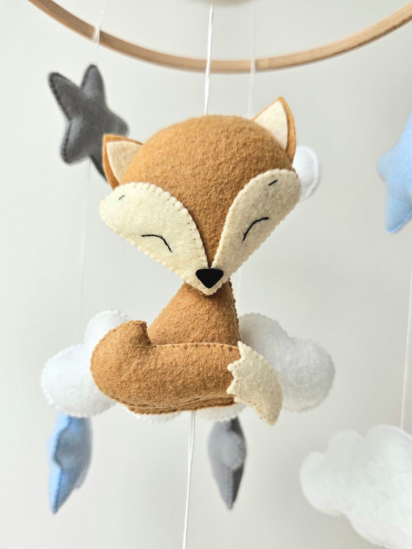 Selbstgemachtes Babymobile mit liebevoll handgefertigten Figuren und Formen, ideal für das Kinderbett oder den Kinderwagen. Hergestellt aus weichem, hochwertigem Filz in bunten Farben, fördert das Babymobile die visuelle und sensorische Entwicklung des Babys. Leicht und sicher aufzuhängen, schafft es eine beruhigende und kreative Umgebung für Ihr Kind.