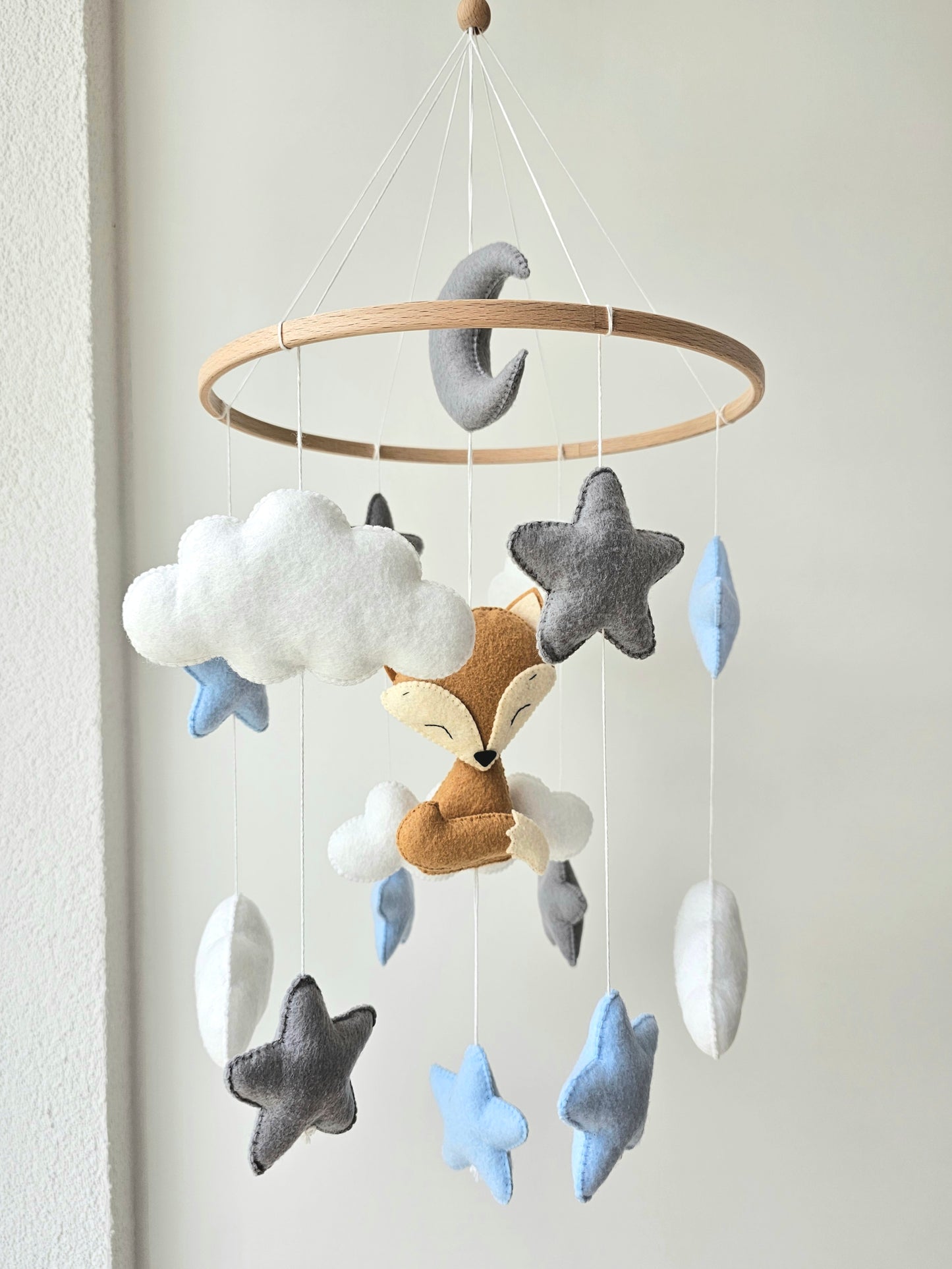 Selbstgemachtes Babymobile mit liebevoll handgefertigten Figuren und Formen, ideal für das Kinderbett oder den Kinderwagen. Hergestellt aus weichem, hochwertigem Filz in bunten Farben, fördert das Babymobile die visuelle und sensorische Entwicklung des Babys. Leicht und sicher aufzuhängen, schafft es eine beruhigende und kreative Umgebung für Ihr Kind.