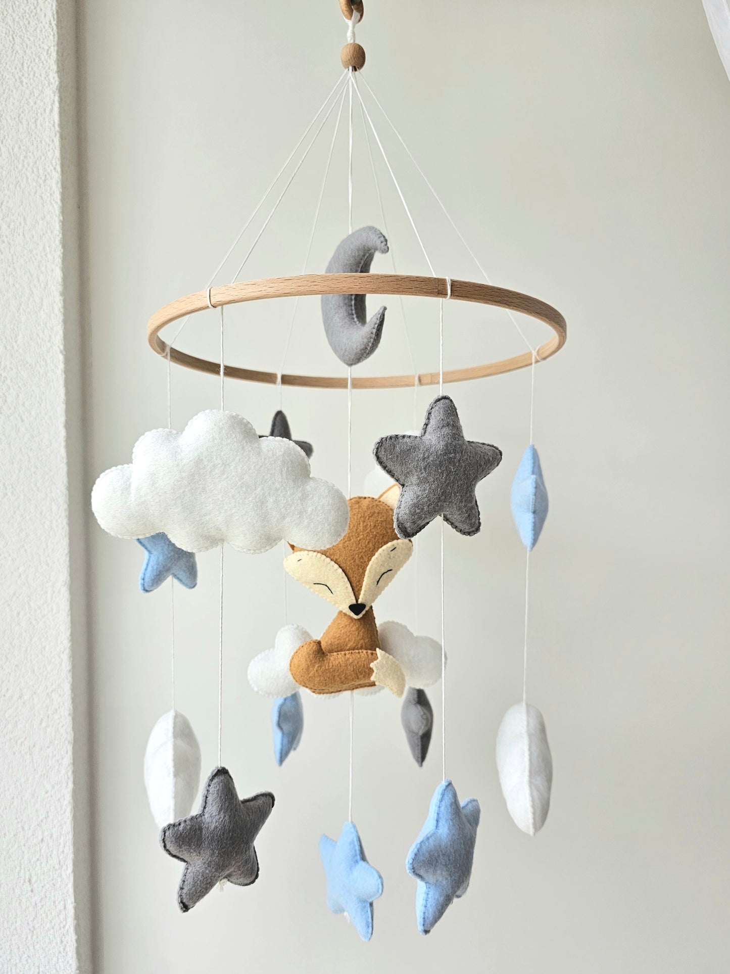 Selbstgemachtes Babymobile mit liebevoll handgefertigten Figuren und Formen, ideal für das Kinderbett oder den Kinderwagen. Hergestellt aus weichem, hochwertigem Filz in bunten Farben, fördert das Babymobile die visuelle und sensorische Entwicklung des Babys. Leicht und sicher aufzuhängen, schafft es eine beruhigende und kreative Umgebung für Ihr Kind.