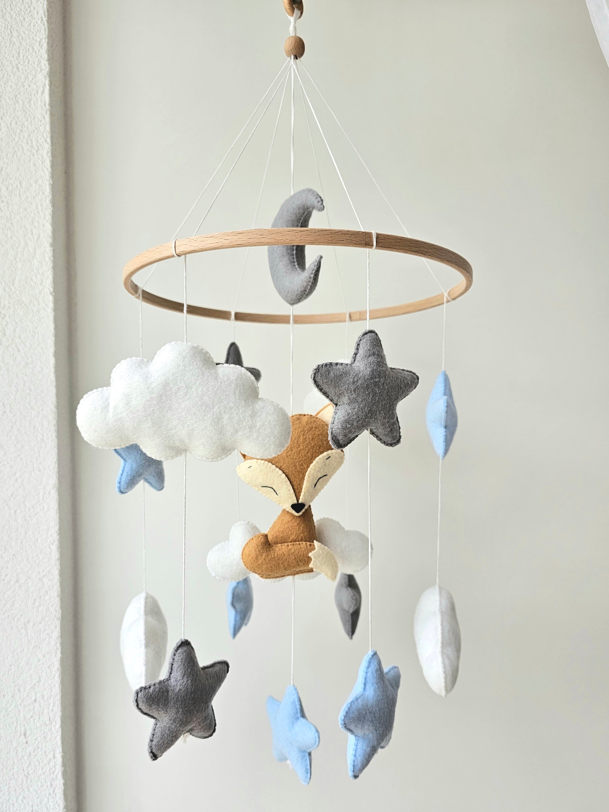 Selbstgemachtes Babymobile mit liebevoll handgefertigten Figuren und Formen, ideal für das Kinderbett oder den Kinderwagen. Hergestellt aus weichem, hochwertigem Filz in bunten Farben, fördert das Babymobile die visuelle und sensorische Entwicklung des Babys. Leicht und sicher aufzuhängen, schafft es eine beruhigende und kreative Umgebung für Ihr Kind.