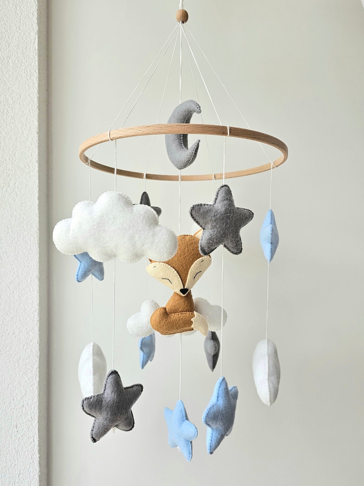 Selbstgemachtes Babymobile mit liebevoll handgefertigten Figuren und Formen, ideal für das Kinderbett oder den Kinderwagen. Hergestellt aus weichem, hochwertigem Filz in bunten Farben, fördert das Babymobile die visuelle und sensorische Entwicklung des Babys. Leicht und sicher aufzuhängen, schafft es eine beruhigende und kreative Umgebung für Ihr Kind.