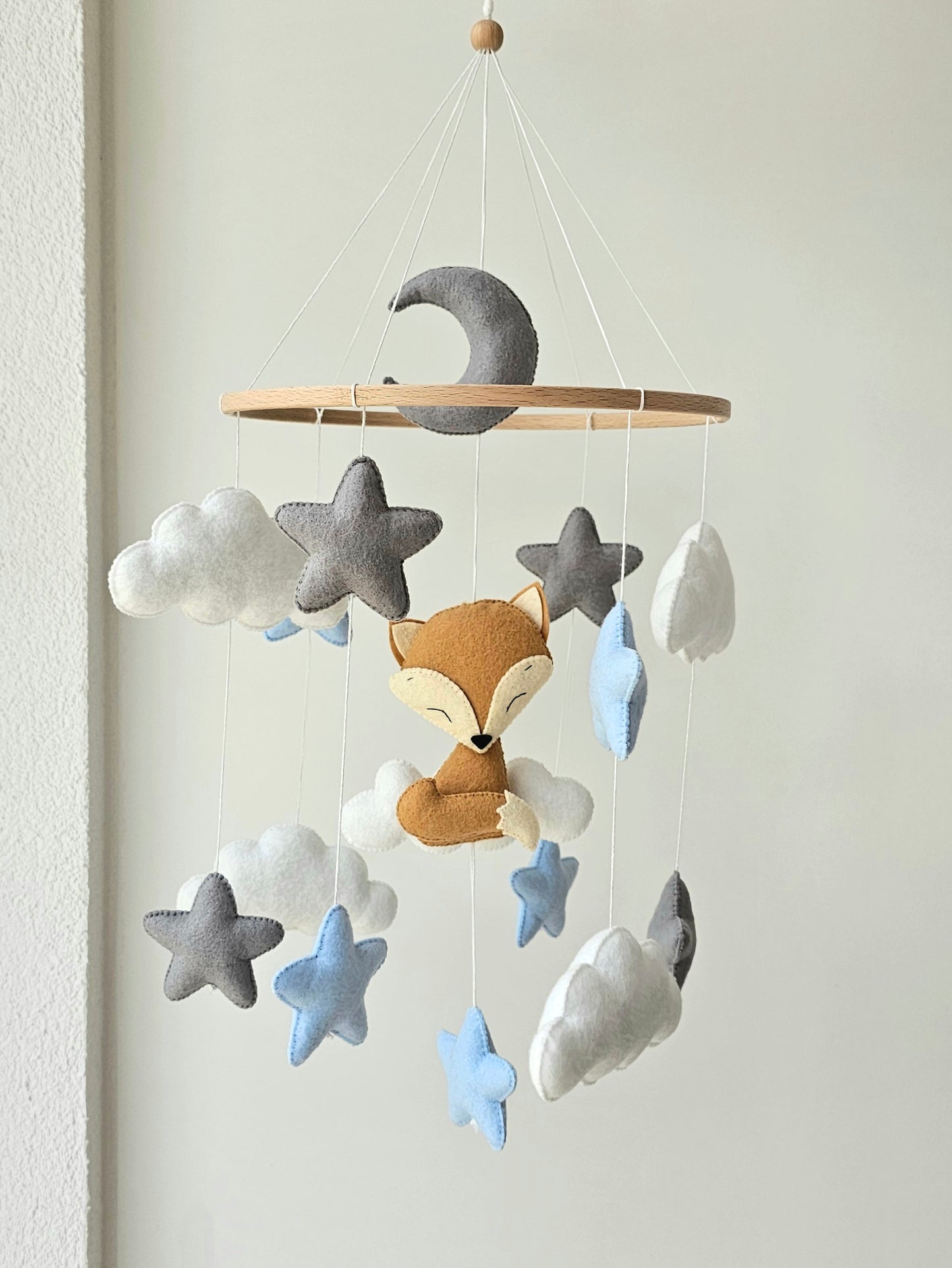 Selbstgemachtes Babymobile mit liebevoll handgefertigten Figuren und Formen, ideal für das Kinderbett oder den Kinderwagen. Hergestellt aus weichem, hochwertigem Filz in bunten Farben, fördert das Babymobile die visuelle und sensorische Entwicklung des Babys. Leicht und sicher aufzuhängen, schafft es eine beruhigende und kreative Umgebung für Ihr Kind.