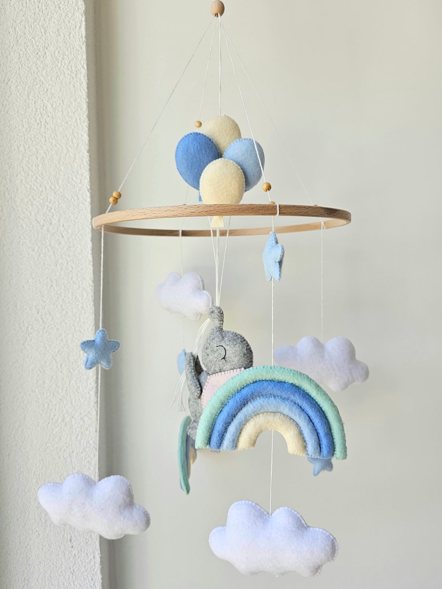 Selbstgemachtes Babymobile mit liebevoll handgefertigten Figuren und Formen, ideal für das Kinderbett oder den Kinderwagen. Hergestellt aus weichem, hochwertigem Filz in bunten Farben, fördert das Babymobile die visuelle und sensorische Entwicklung des Babys. Leicht und sicher aufzuhängen, schafft es eine beruhigende und kreative Umgebung für Ihr Kind.