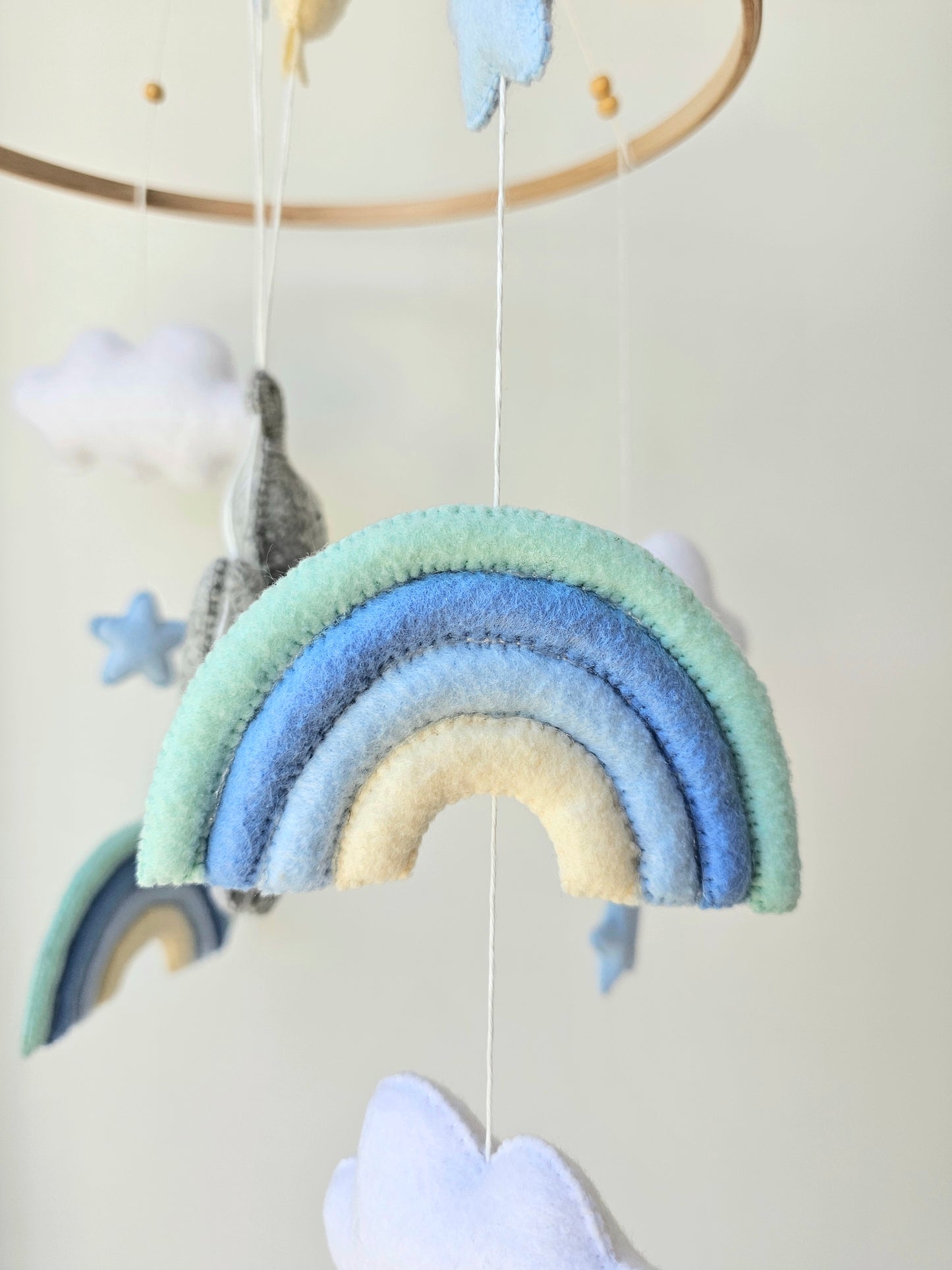 Selbstgemachtes Babymobile mit liebevoll handgefertigten Figuren und Formen, ideal für das Kinderbett oder den Kinderwagen. Hergestellt aus weichem, hochwertigem Filz in bunten Farben, fördert das Babymobile die visuelle und sensorische Entwicklung des Babys. Leicht und sicher aufzuhängen, schafft es eine beruhigende und kreative Umgebung für Ihr Kind.