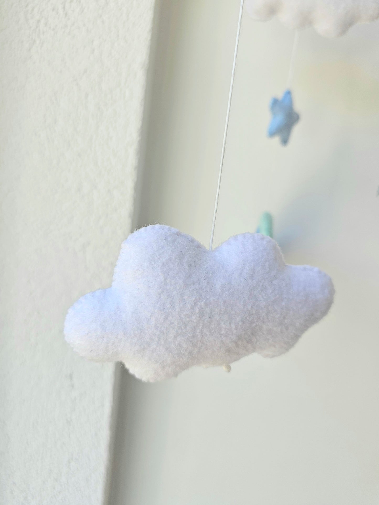 Selbstgemachtes Babymobile mit liebevoll handgefertigten Figuren und Formen, ideal für das Kinderbett oder den Kinderwagen. Hergestellt aus weichem, hochwertigem Filz in bunten Farben, fördert das Babymobile die visuelle und sensorische Entwicklung des Babys. Leicht und sicher aufzuhängen, schafft es eine beruhigende und kreative Umgebung für Ihr Kind.