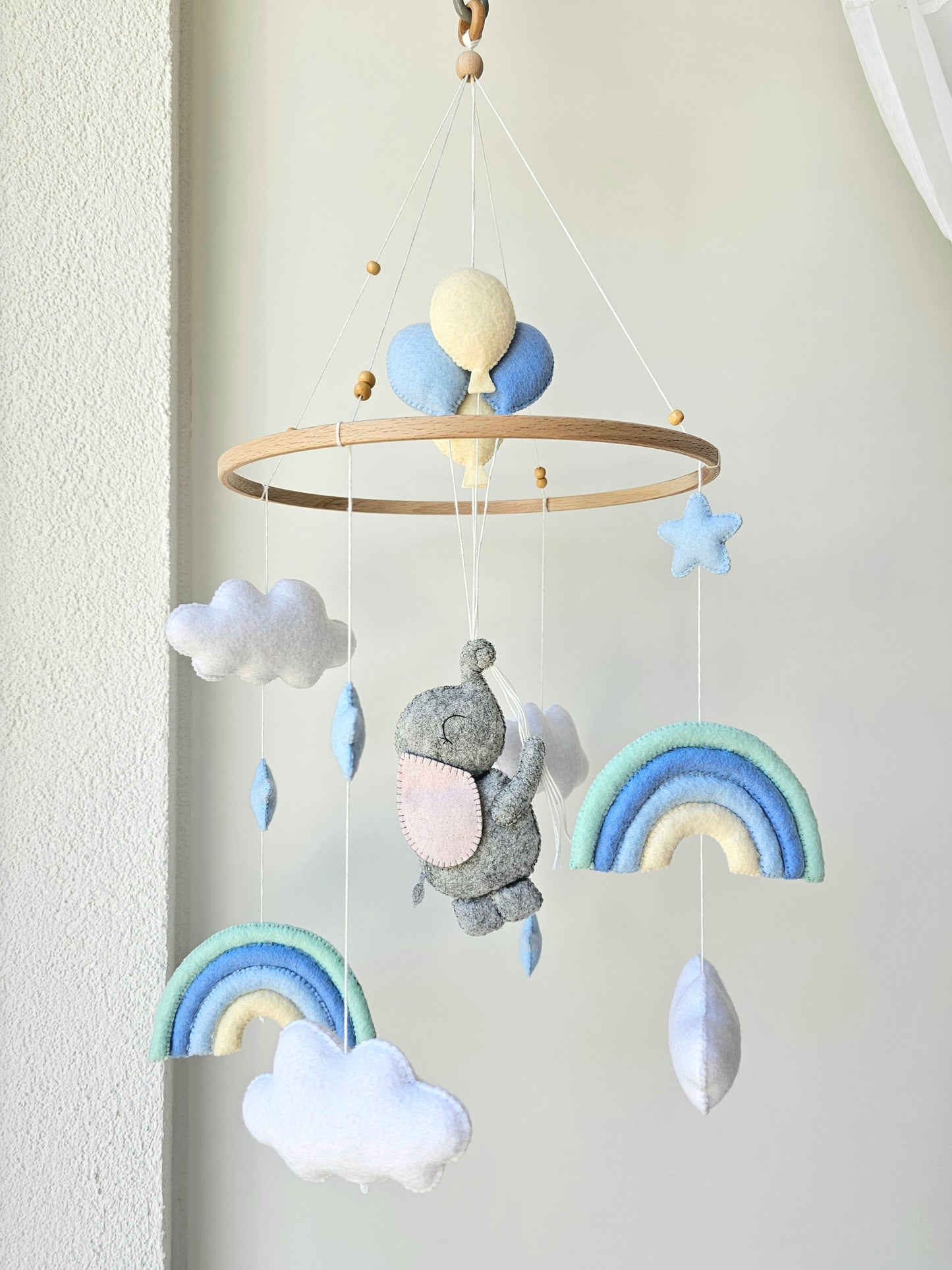 Selbstgemachtes Babymobile mit liebevoll handgefertigten Figuren und Formen, ideal für das Kinderbett oder den Kinderwagen. Hergestellt aus weichem, hochwertigem Filz in bunten Farben, fördert das Babymobile die visuelle und sensorische Entwicklung des Babys. Leicht und sicher aufzuhängen, schafft es eine beruhigende und kreative Umgebung für Ihr Kind.