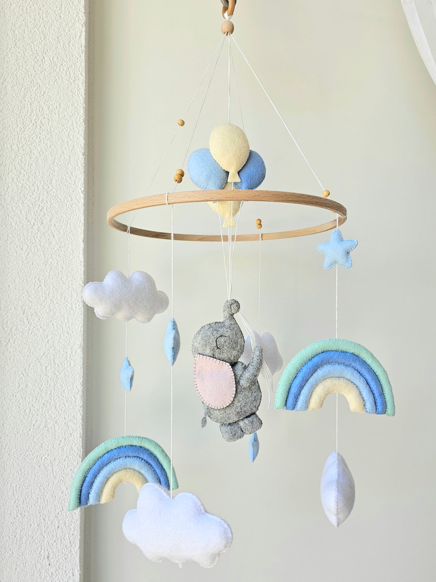 Selbstgemachtes Babymobile mit liebevoll handgefertigten Figuren und Formen, ideal für das Kinderbett oder den Kinderwagen. Hergestellt aus weichem, hochwertigem Filz in bunten Farben, fördert das Babymobile die visuelle und sensorische Entwicklung des Babys. Leicht und sicher aufzuhängen, schafft es eine beruhigende und kreative Umgebung für Ihr Kind.
