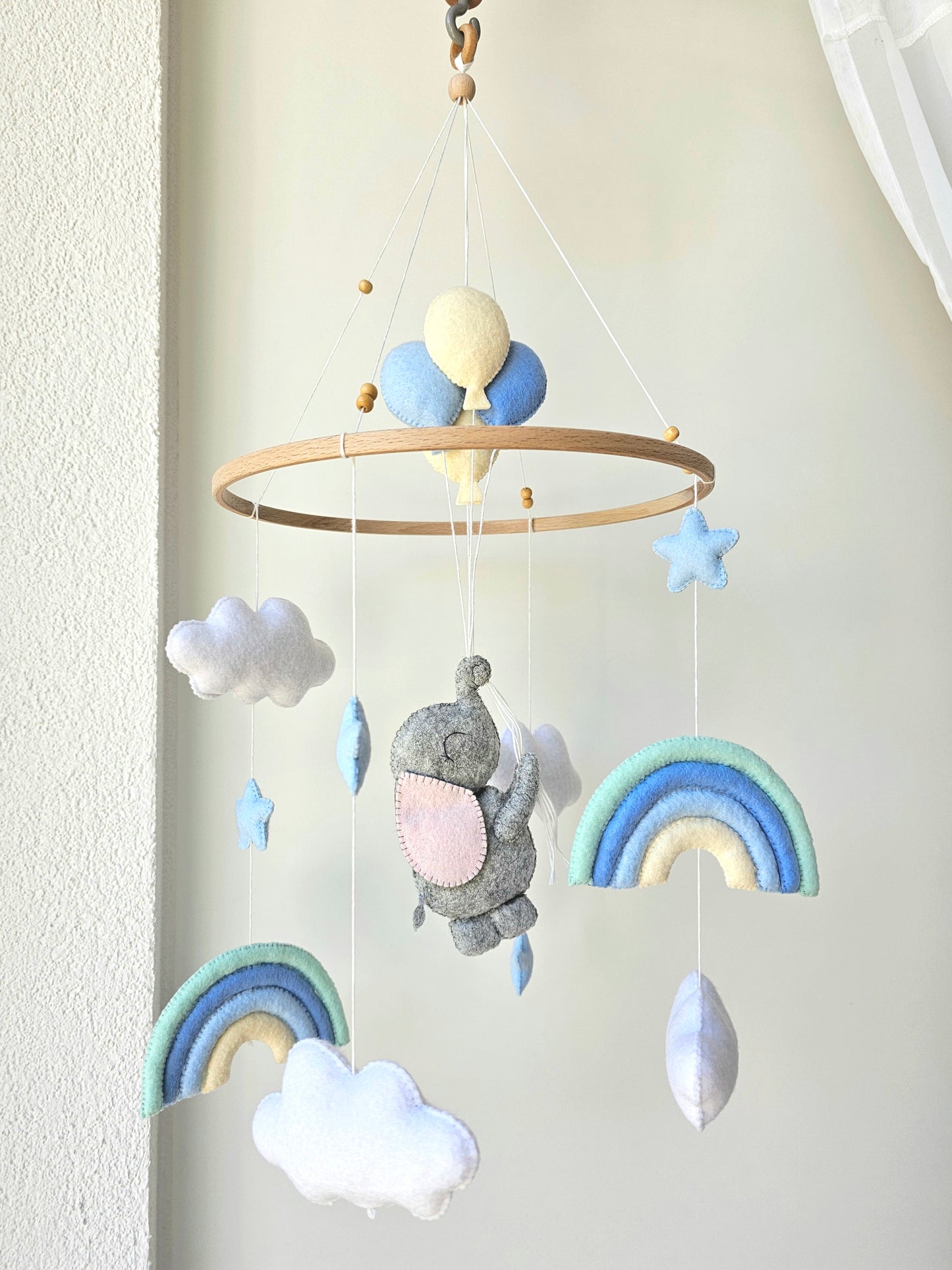 Selbstgemachtes Babymobile mit liebevoll handgefertigten Figuren und Formen, ideal für das Kinderbett oder den Kinderwagen. Hergestellt aus weichem, hochwertigem Filz in bunten Farben, fördert das Babymobile die visuelle und sensorische Entwicklung des Babys. Leicht und sicher aufzuhängen, schafft es eine beruhigende und kreative Umgebung für Ihr Kind.