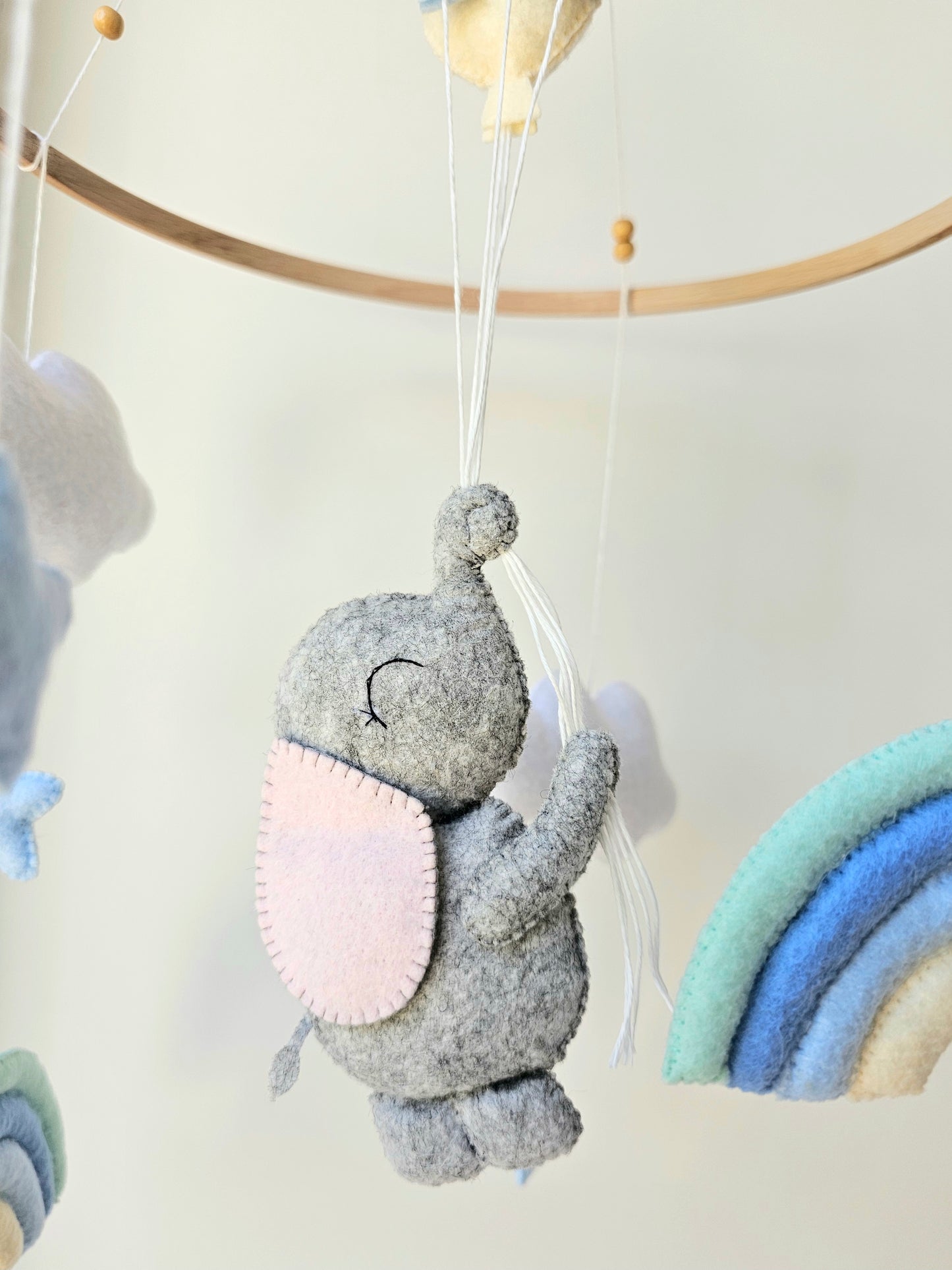 Selbstgemachtes Babymobile mit liebevoll handgefertigten Figuren und Formen, ideal für das Kinderbett oder den Kinderwagen. Hergestellt aus weichem, hochwertigem Filz in bunten Farben, fördert das Babymobile die visuelle und sensorische Entwicklung des Babys. Leicht und sicher aufzuhängen, schafft es eine beruhigende und kreative Umgebung für Ihr Kind.